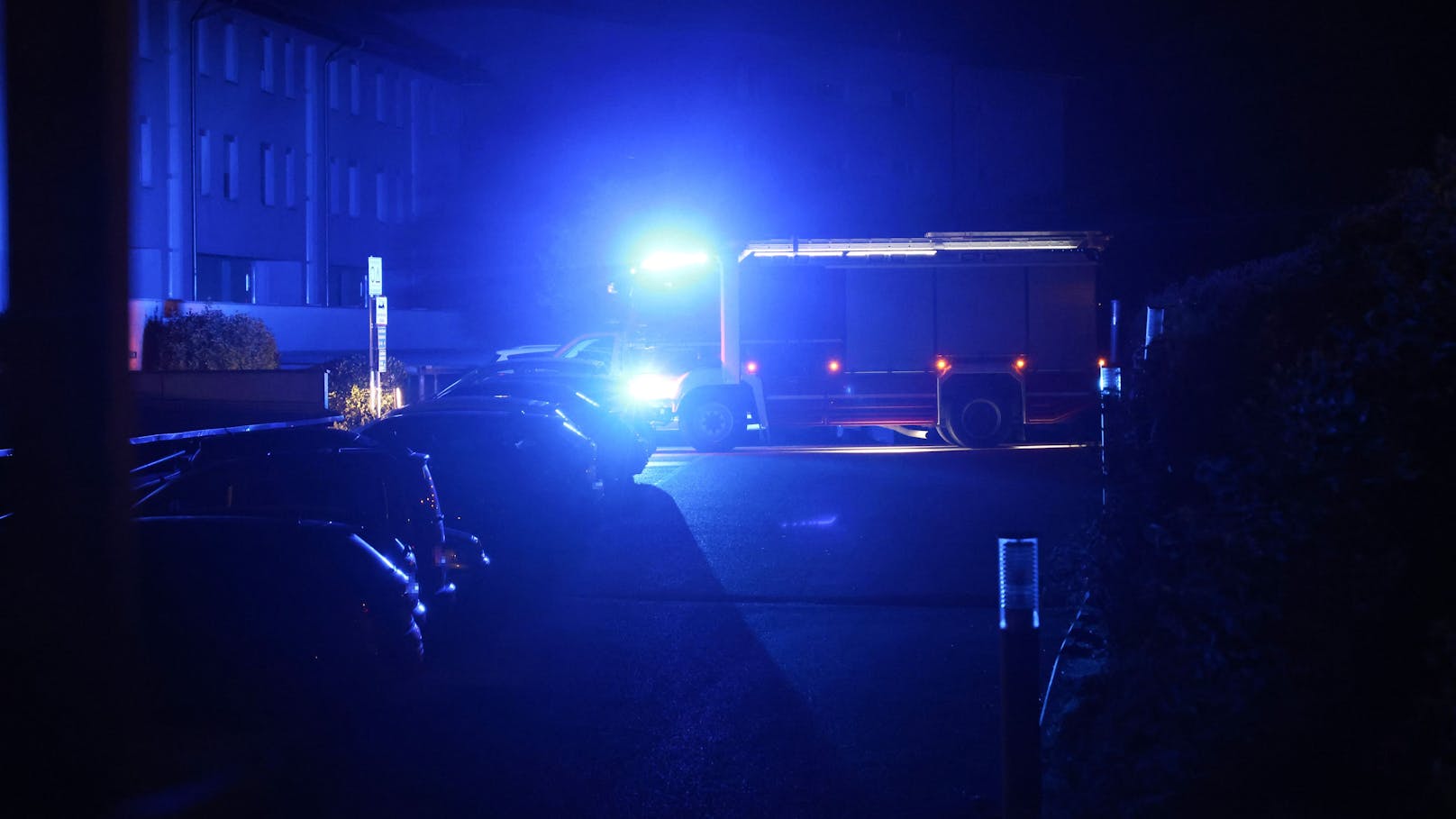 Ein Akkubrand in einer Wohnung eines Mehrparteienwohnhauses in Wels-Vogelweide hat am späten Donnerstagabend für einen Einsatz von Feuerwehr und Polizei gesorgt.