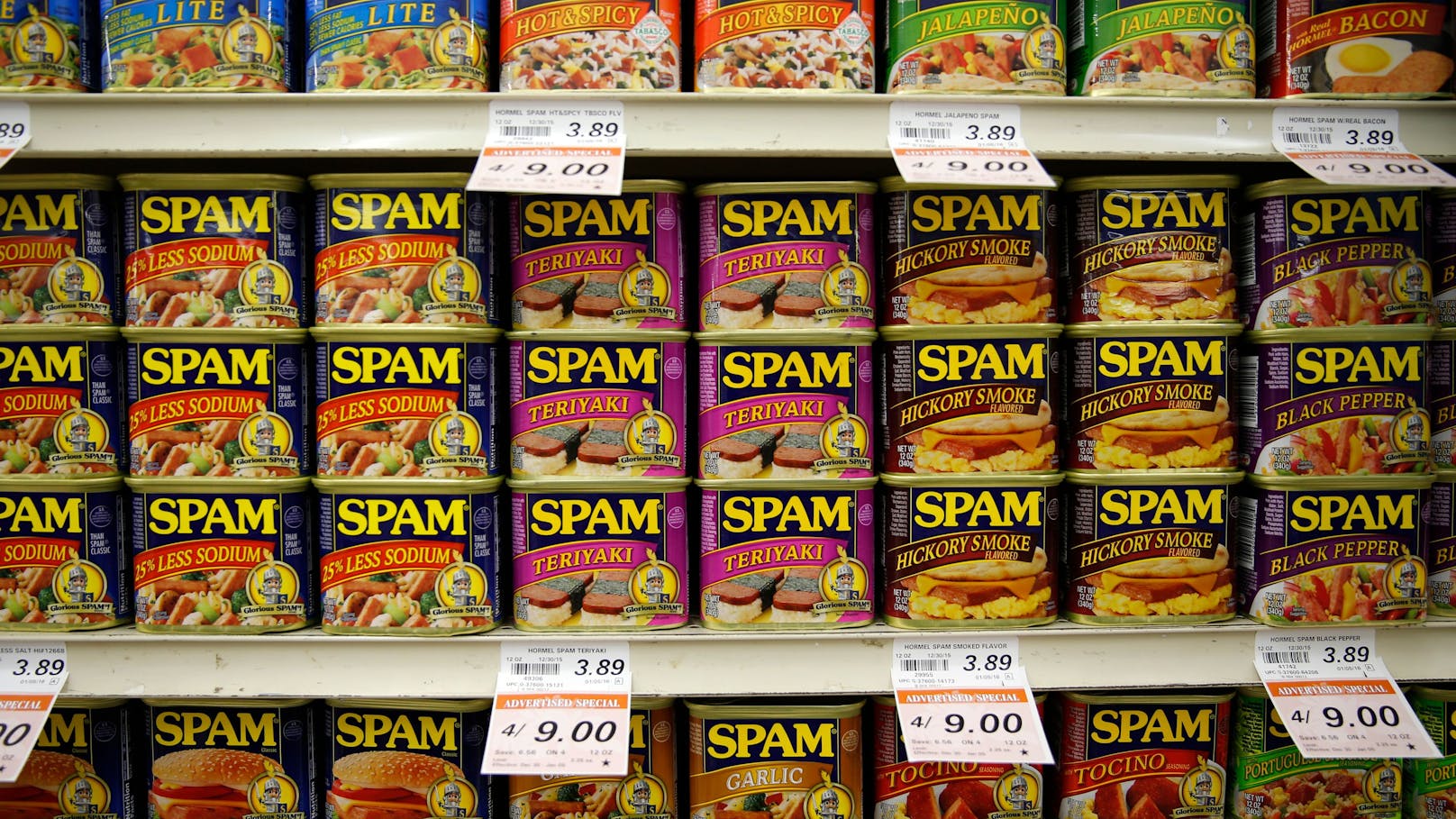 Es wird angenommen, dass "Spam" die Kurzform von "spiced ham" – gewürzter Schinken – ist. 