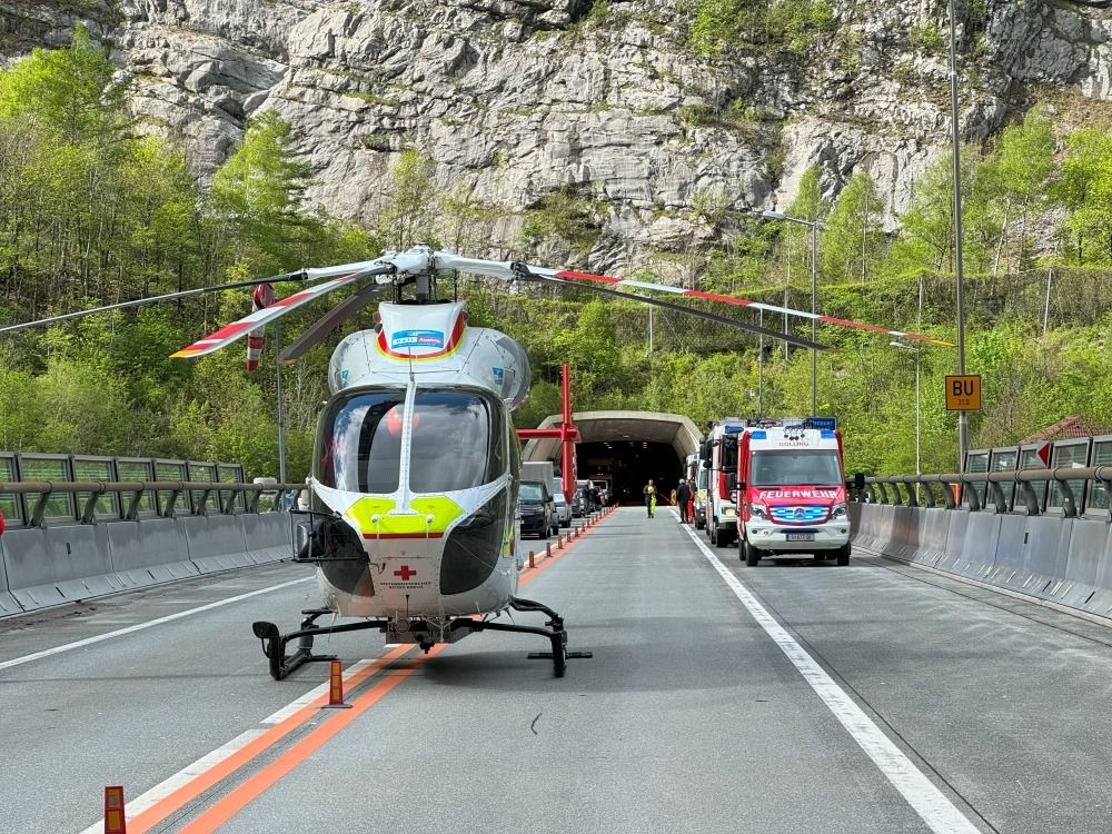 Im Hieflertunnel bei Golling hat sich ein Auffahrunfall mit mehreren Fahrzeugen ereignet.