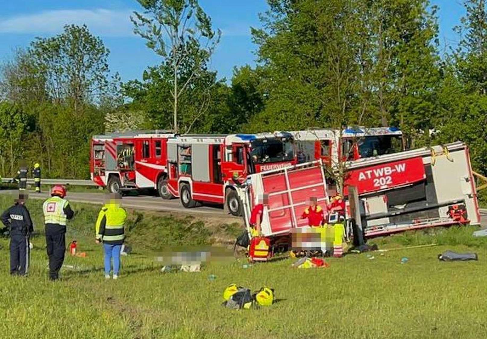 In NÖ stürzte am Freitag ein Feuerwehrfahrzeug am Weg zum Einsatz um.