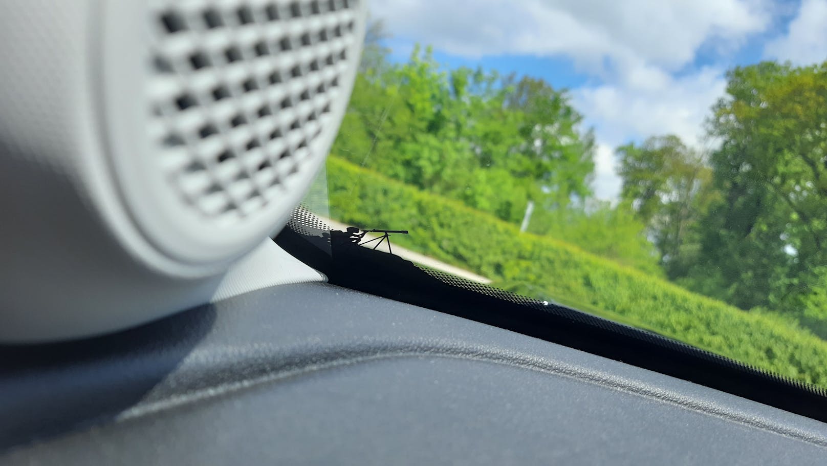 Auch in der Frontscheibe entdeckt man eine Person mit einem Fernglas.