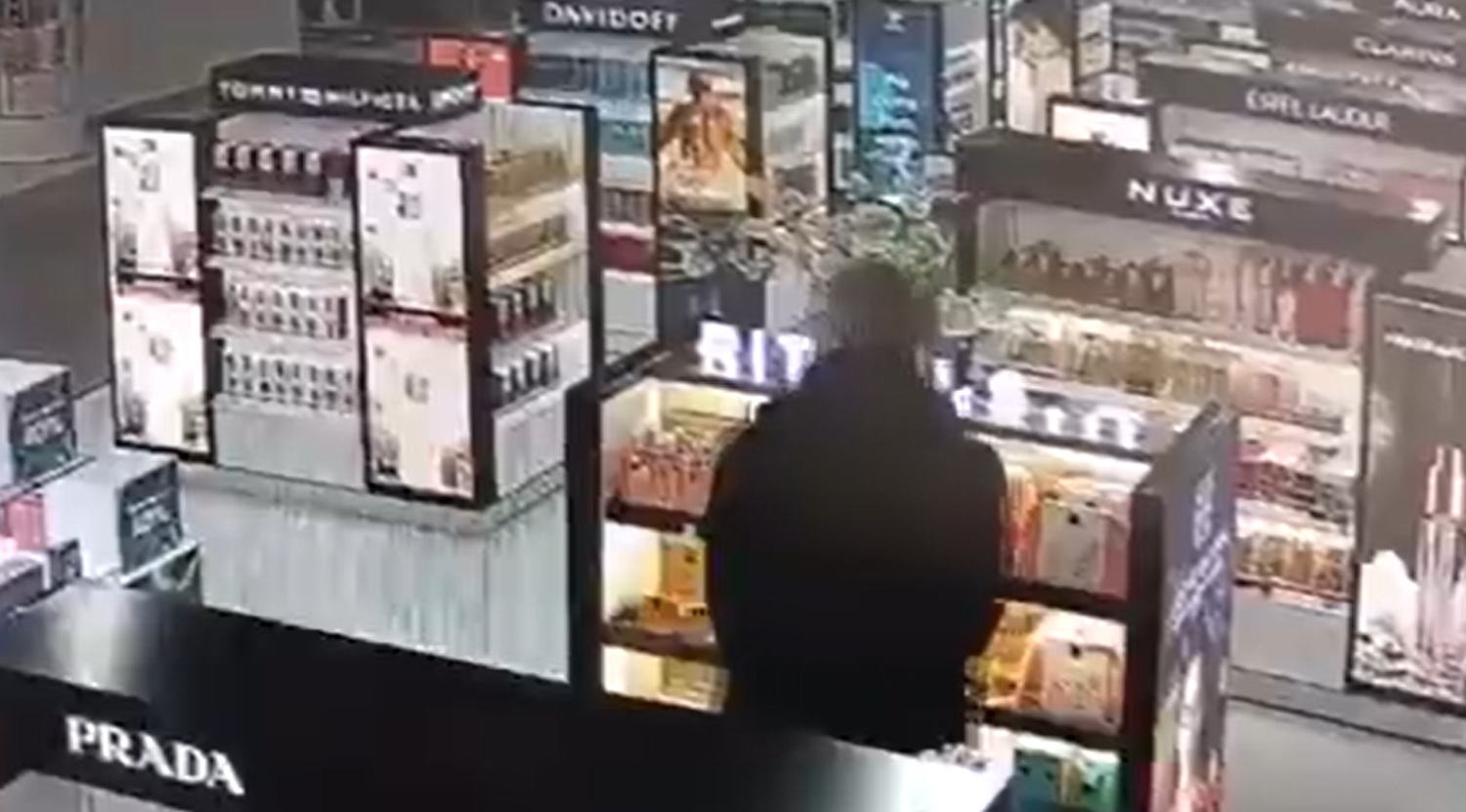 Der Schiri wird beim Klauen erwischt