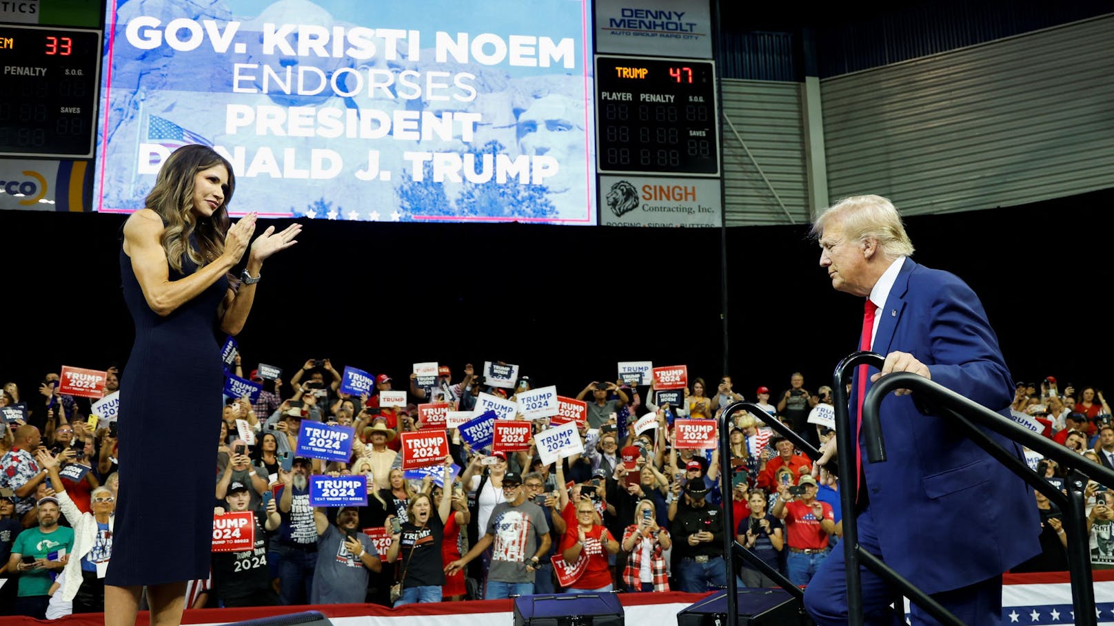 US-Gouverneurin Kristi Noem und der baldige Präsident Donald Trump bei einer Wahlkampfveranstaltung in South Dakota.