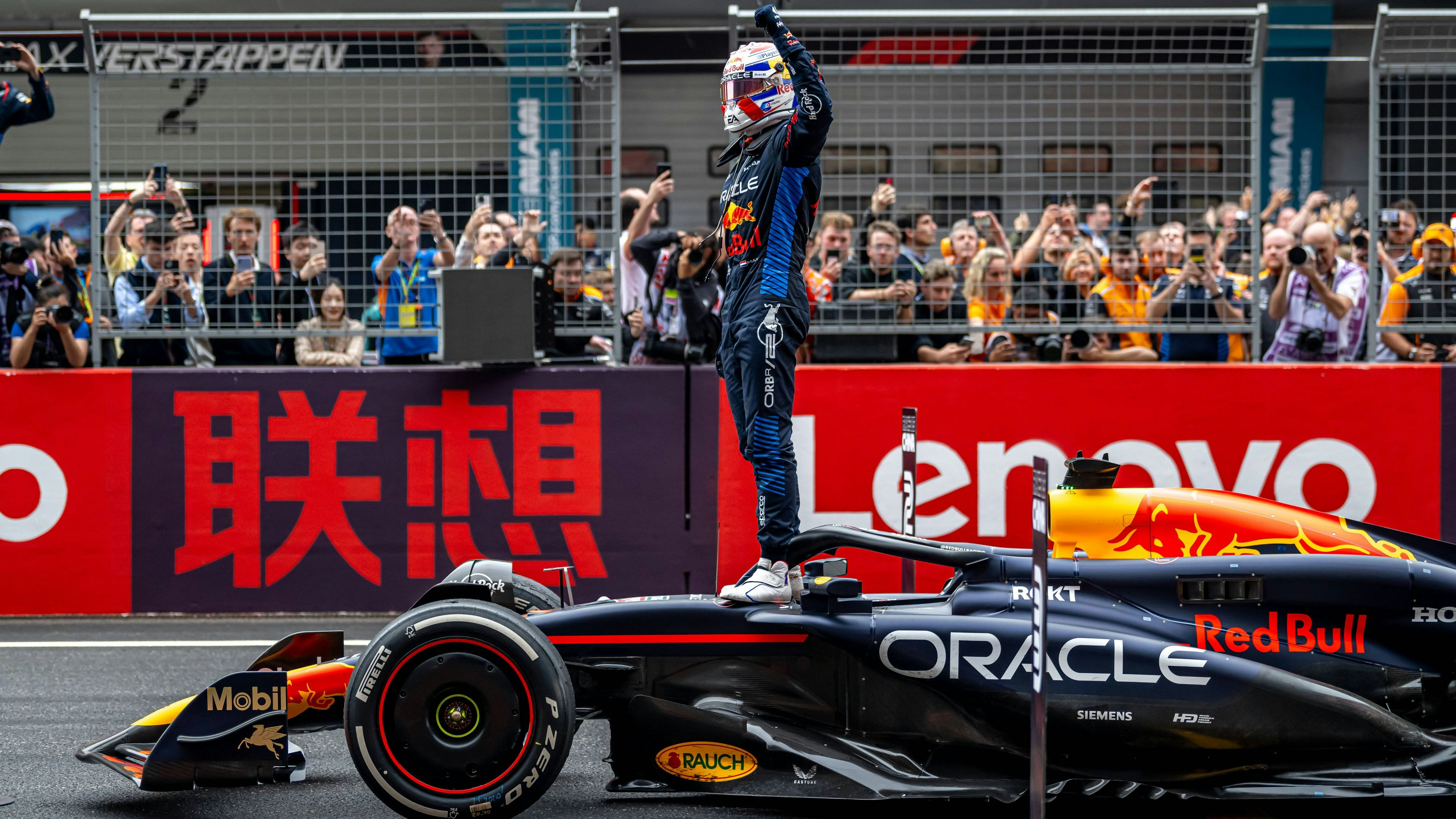 Max Verstappen wird von Mercedes umgarnt.