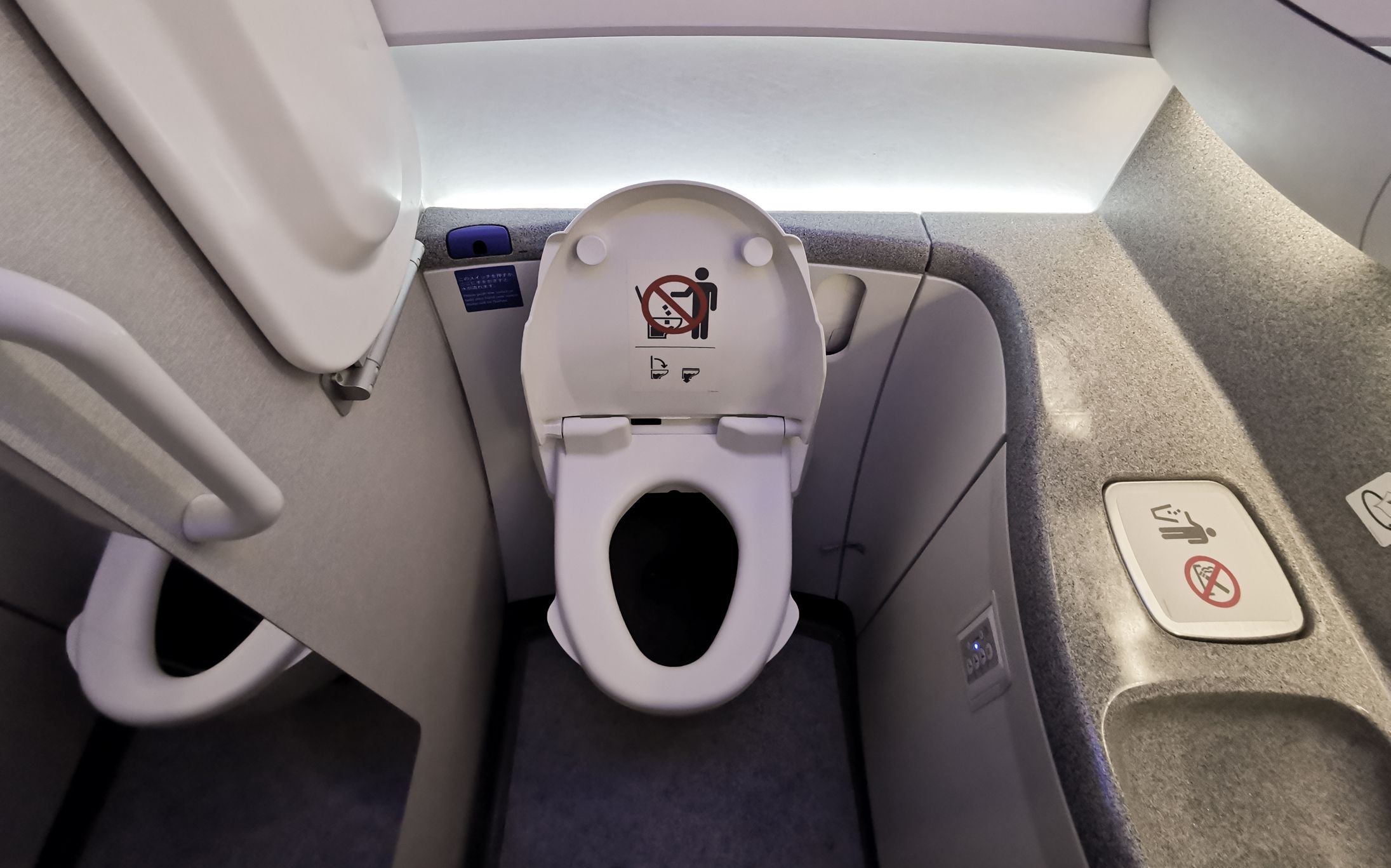 Ein 36-jähriger ehemaliger Flugbegleiter lockte das Mädchen auf die Toilette der ersten Klasse. (Symbolbild)