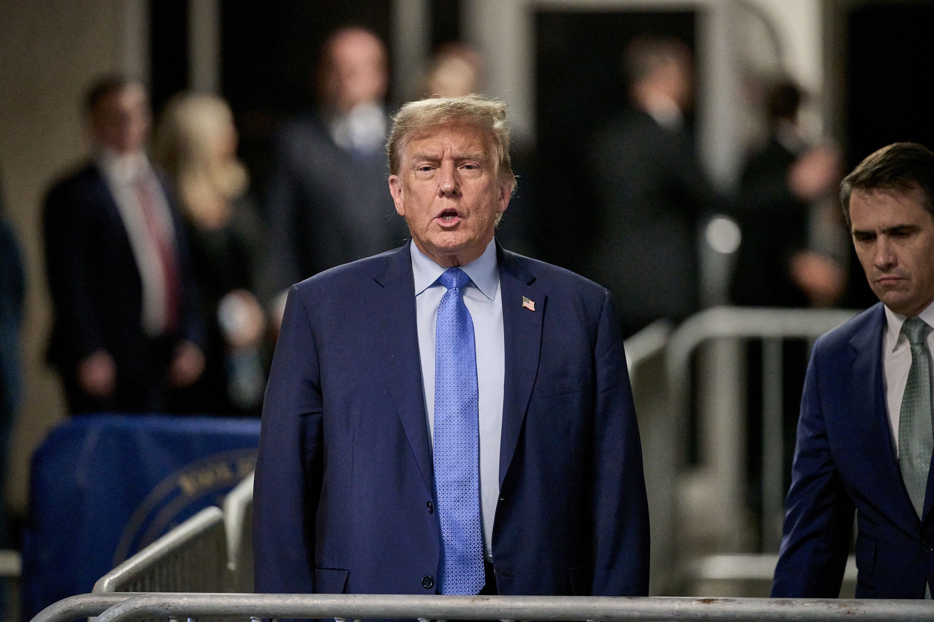 Ex-Präsident Donald Trump ist wegen Fälschung von Unterlagen im Zusammenhang mit Schweigegeldzahlungen angeklagt.