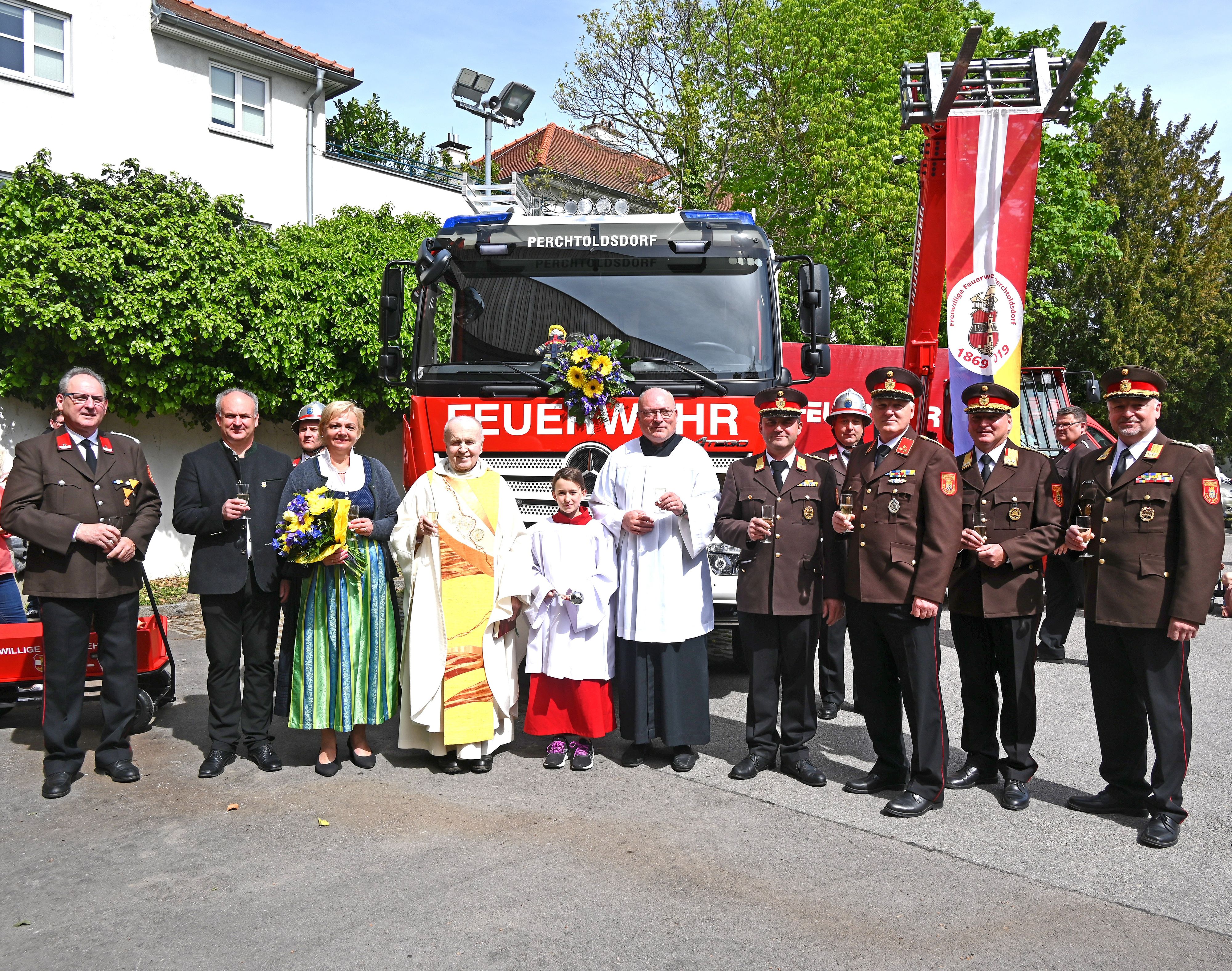 Das heute im Rahmen des Florianitags neu in Dienst gestellte Hilfeleistungsfahrzeug „Andrea und Christoph“ der Freiwilligen Feuerwehr Perchtoldsdorf mit Feuerwehrreferent gf GR Josef Schmid, Fahrzeugpatin Bgm. Andrea Kö und -pate Christoph, Feuerwehrkurat Prälat Ernst, Assistenz Markus Weber, Kommandant Wilhelm Nigl jun., Fahrmeister Jürgen Koberstein, Kdt.-Stv. Richard Krimascek, Christian Giwiser BFKDO und Kurt Rajtmar AFKDO (v. l. n. r.) 