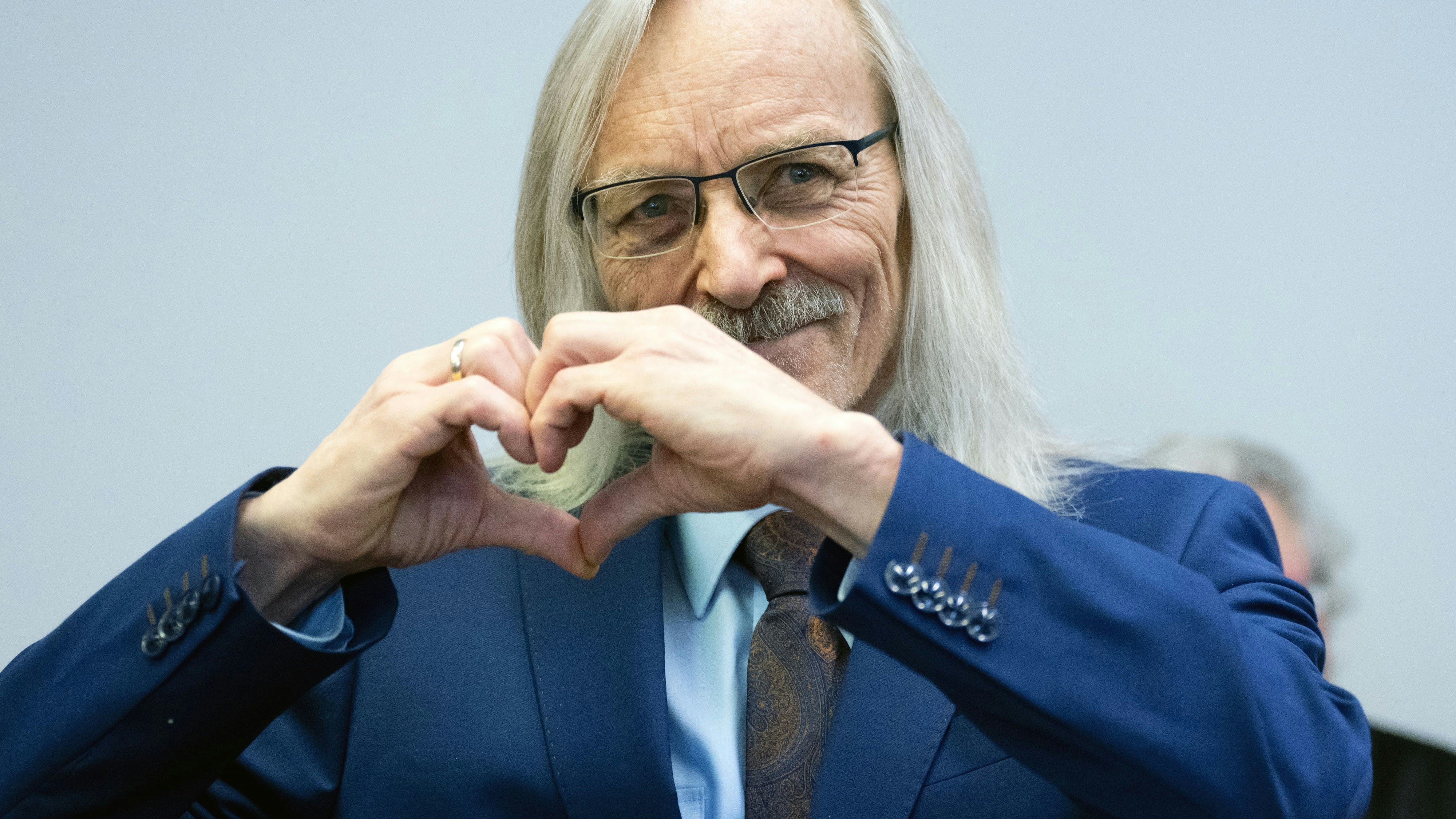 Die Reichsbürger waren von verschiedenen Verschwörungsmythen überzeugt – beispielsweise davon, dass Deutschland von Angehörigen eines sogenannten Deep State regiert werde. (Im Bild: der angeklagte Maximilian E., ein ehemaliger Bundeswehr-Oberst und mutmassliches Mitglied der "Reichsbürger"-Gruppe um Heinrich XIII. Prinz Reuss)