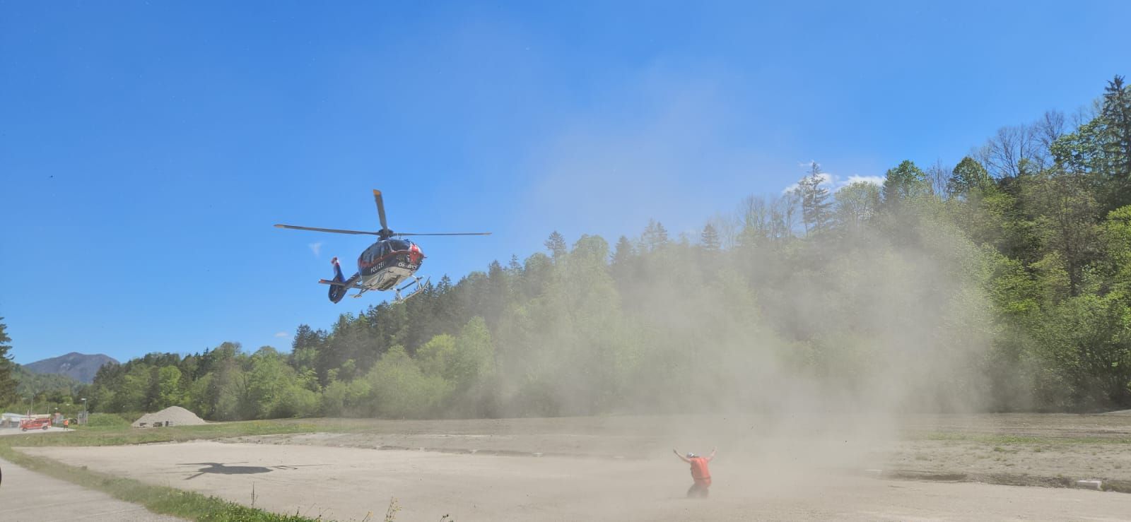 Ein 51-jähriger Sportler hing am Samstag 70 Meter über dem Boden – sein Gleitschirm hatte sich verfangen.