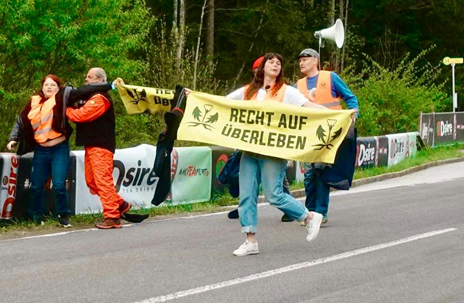 Aktivisten der "Letzten Generation" störten am Sonntag (28.04.2024) das Rechbergrennen in der Steiermark.