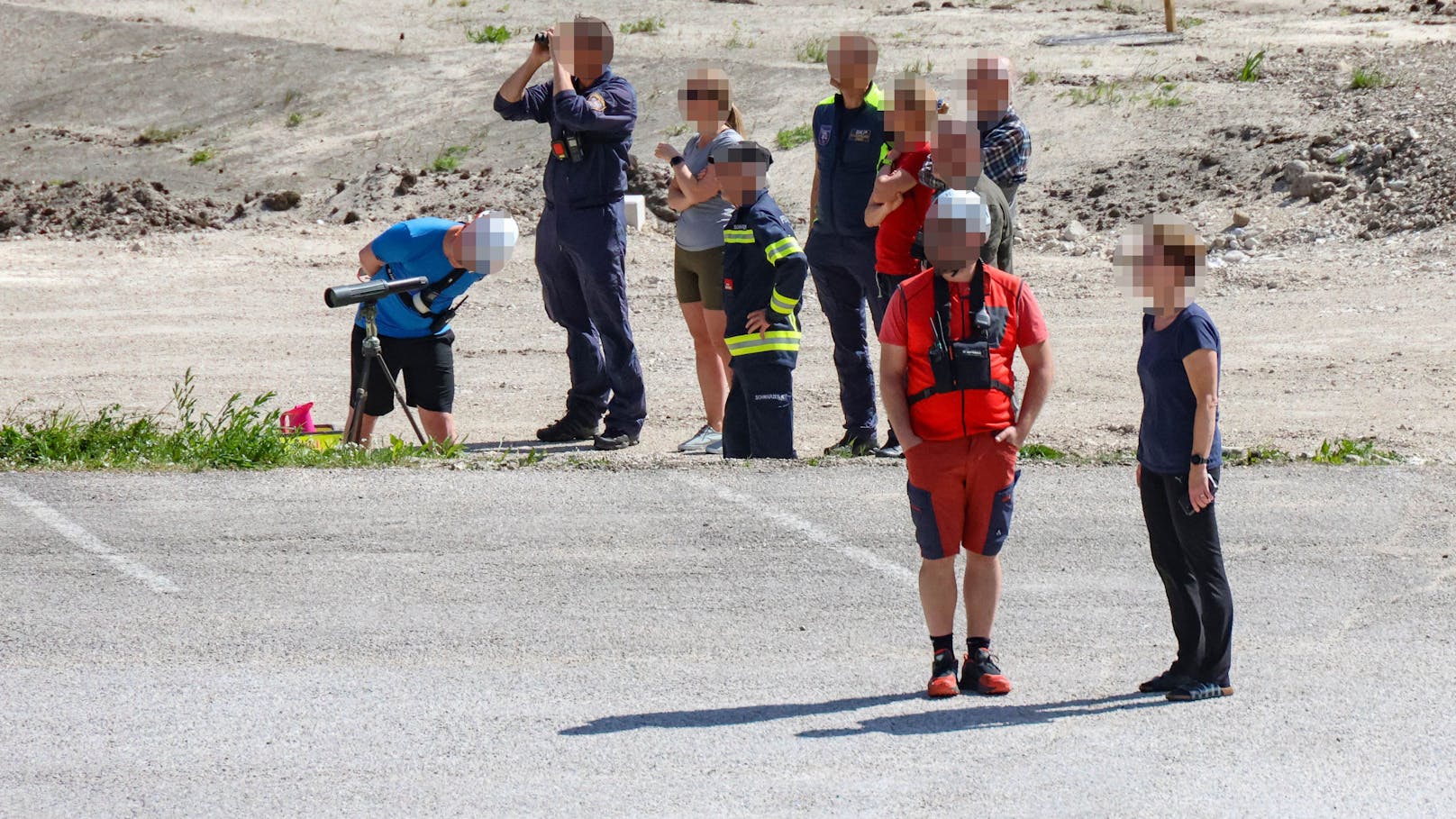 Feuerwehrler und Bergretter beobachten den Einsatz