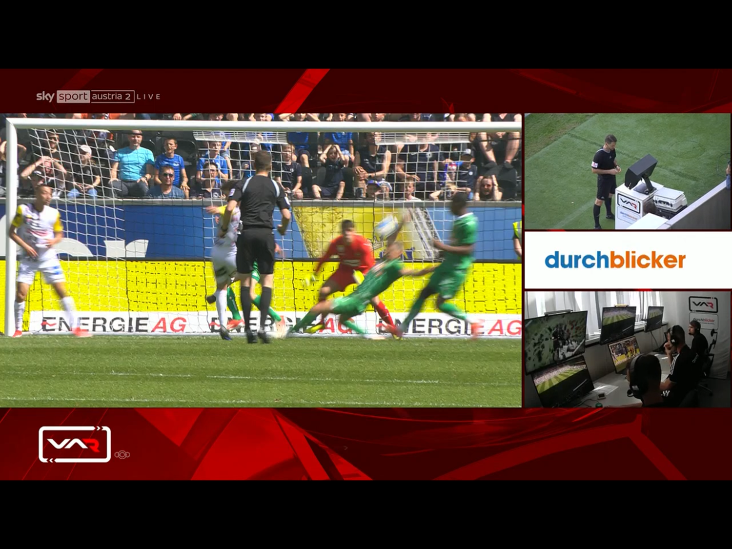 Rapids Kerschbaum verhindert ein Gegentor, kommt ohne Karte davon. Ljubicic verwertet den folgenden Elfmeter zum 1:0.