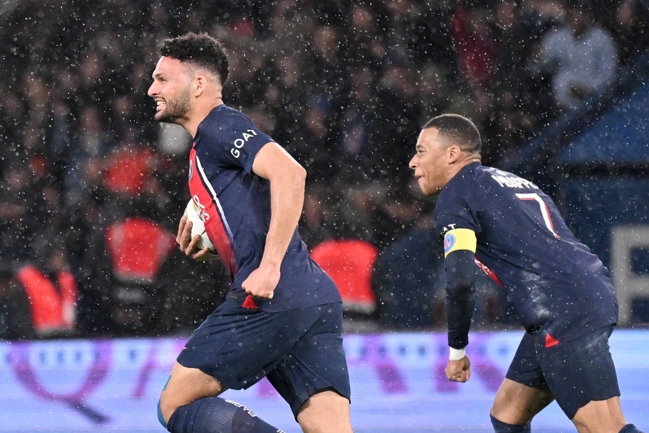 Kylian Mbappe (r.) und seine PSG-Kollegen sind Meister.