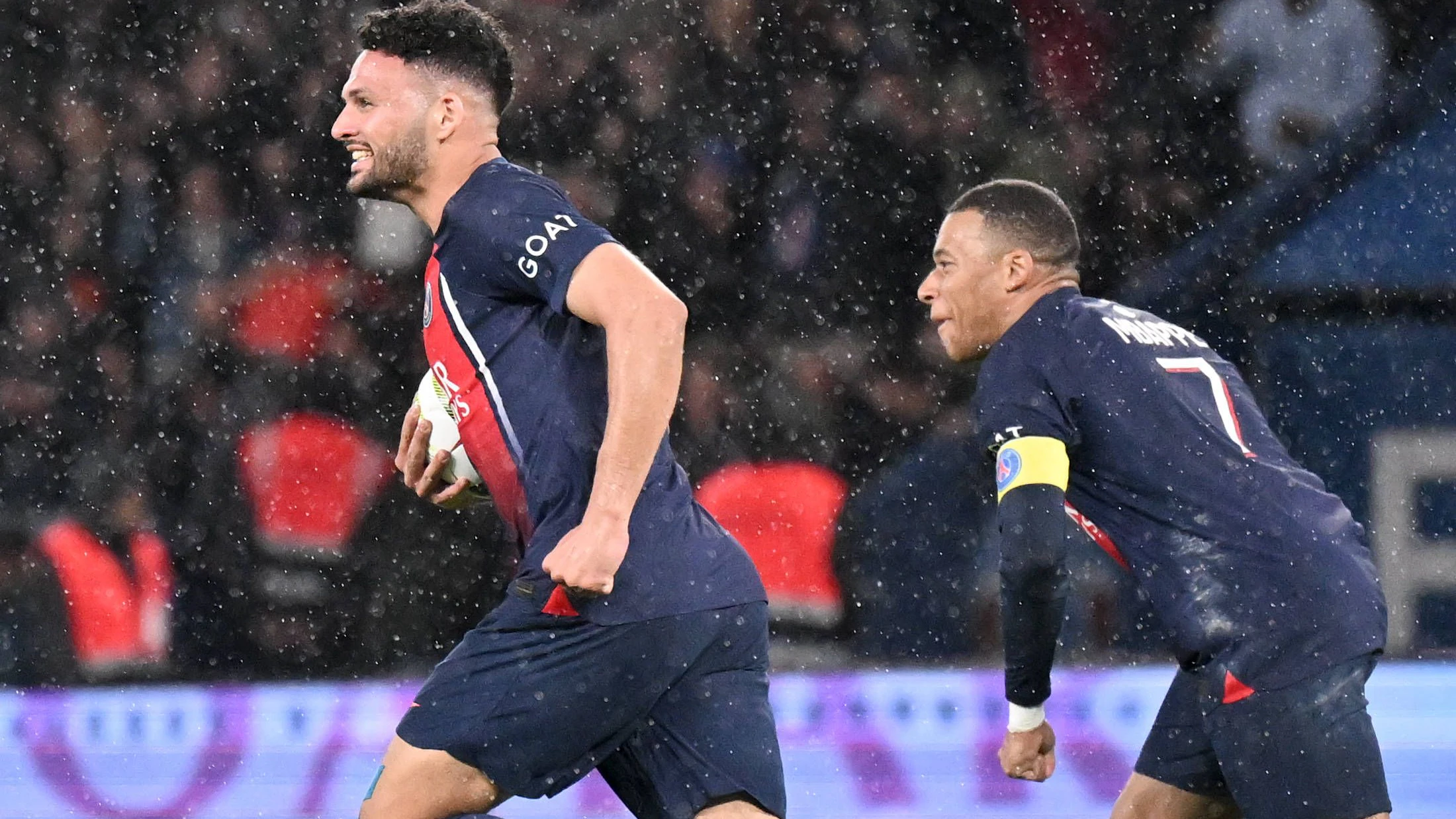 Kylian Mbappe (r.) und seine PSG-Kollegen sind Meister.