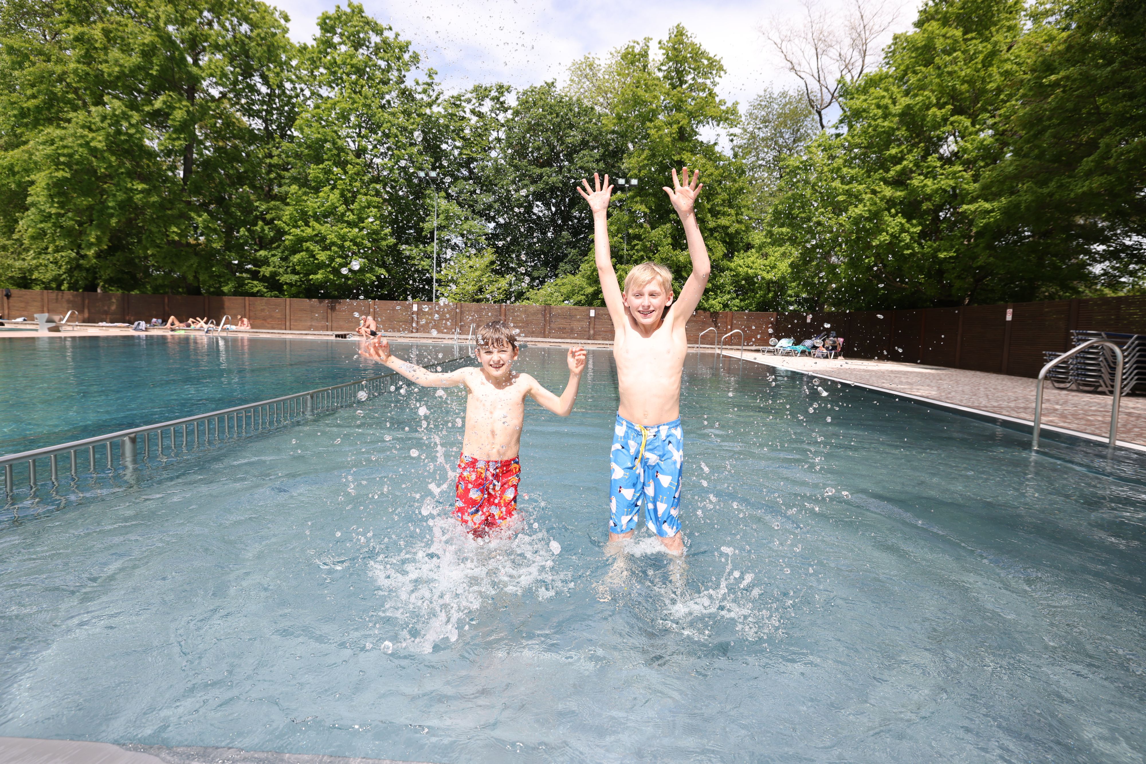 Die Brüder Finley (9) und Elliot (11) trauten sich bereits in das 17 Grad kühle Wasser zu springen.