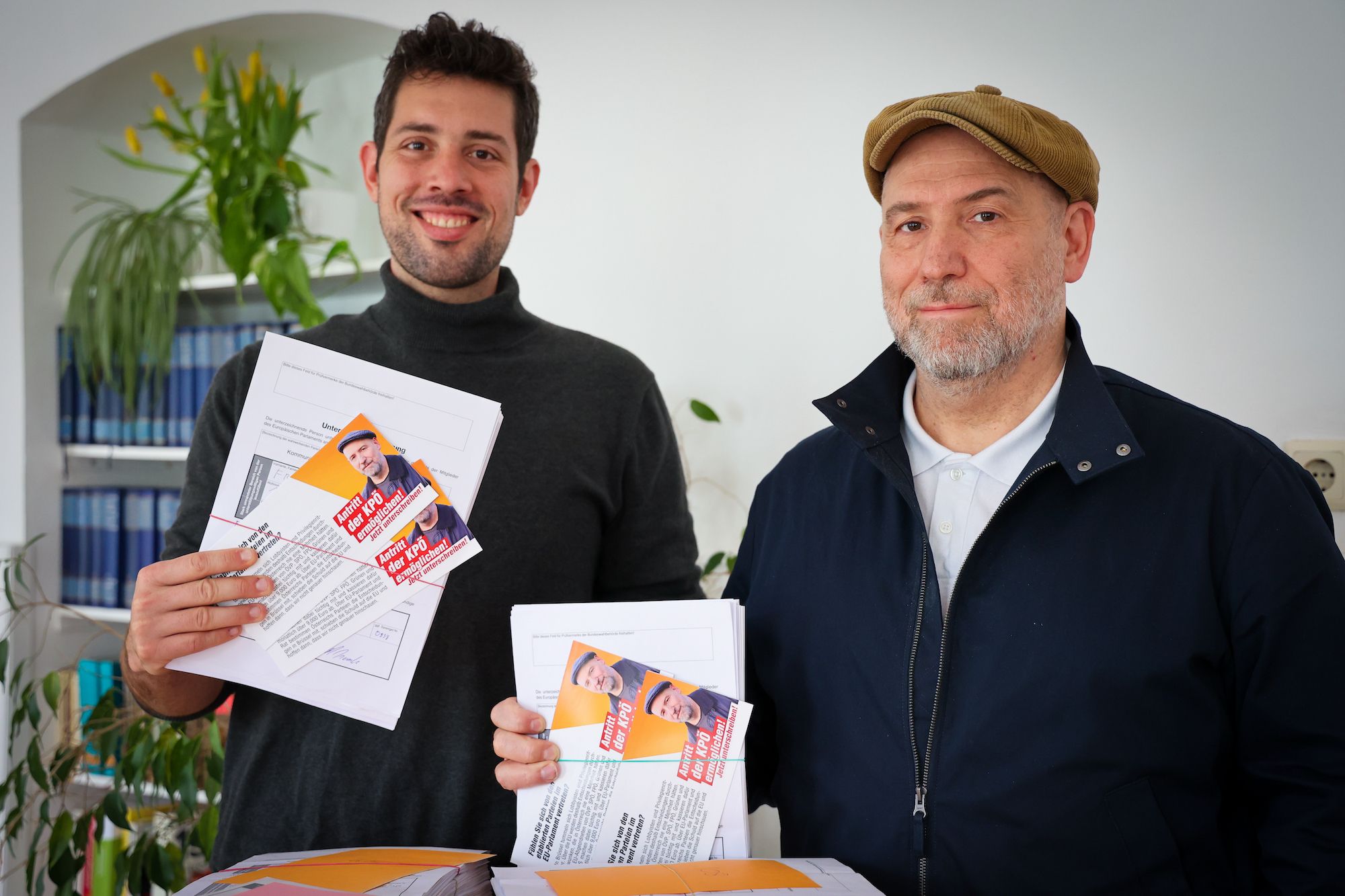 EU-Spitzenkandidat Günther Hopfgartner und der Spitzenkandidat zur Nationalratswahl, Tobias Schweiger, mit den gesammelten Unterstützungserklärungen