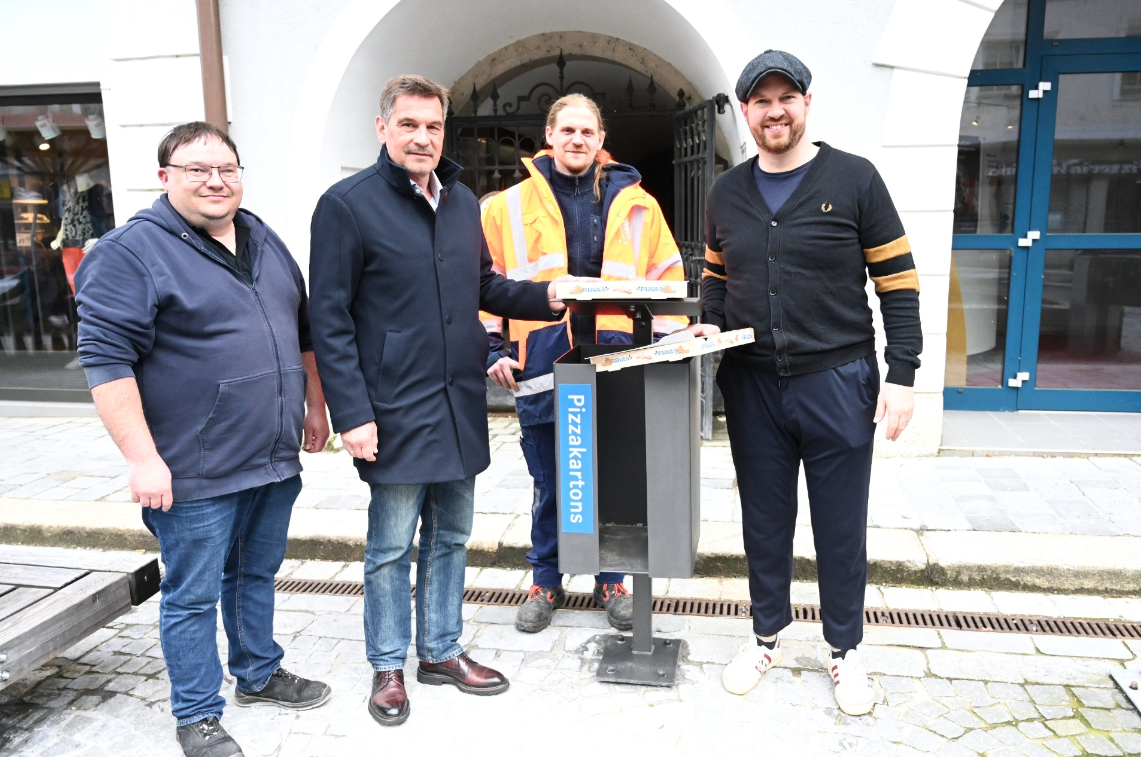 Die Gemeindeverantwortlichen mit dem neuen Pizza-Mülleimer