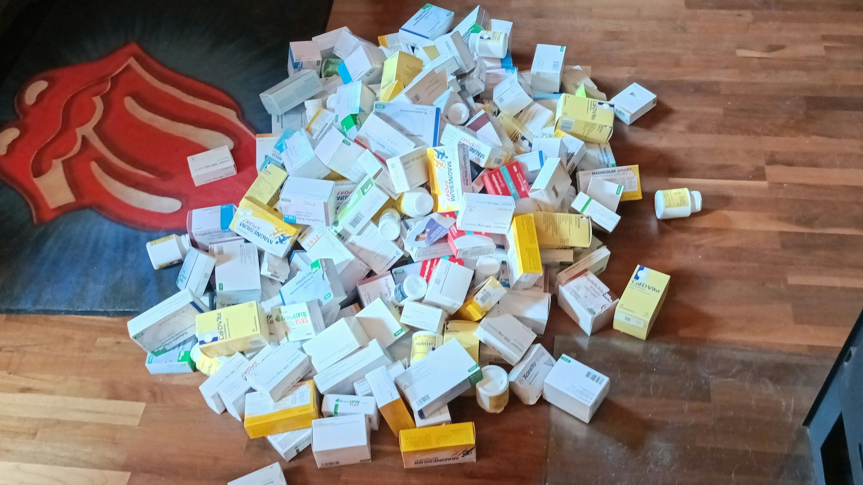 Aus unzähligen Medikamentenverpackungen möchte Werner eine Skulptur erschaffen.