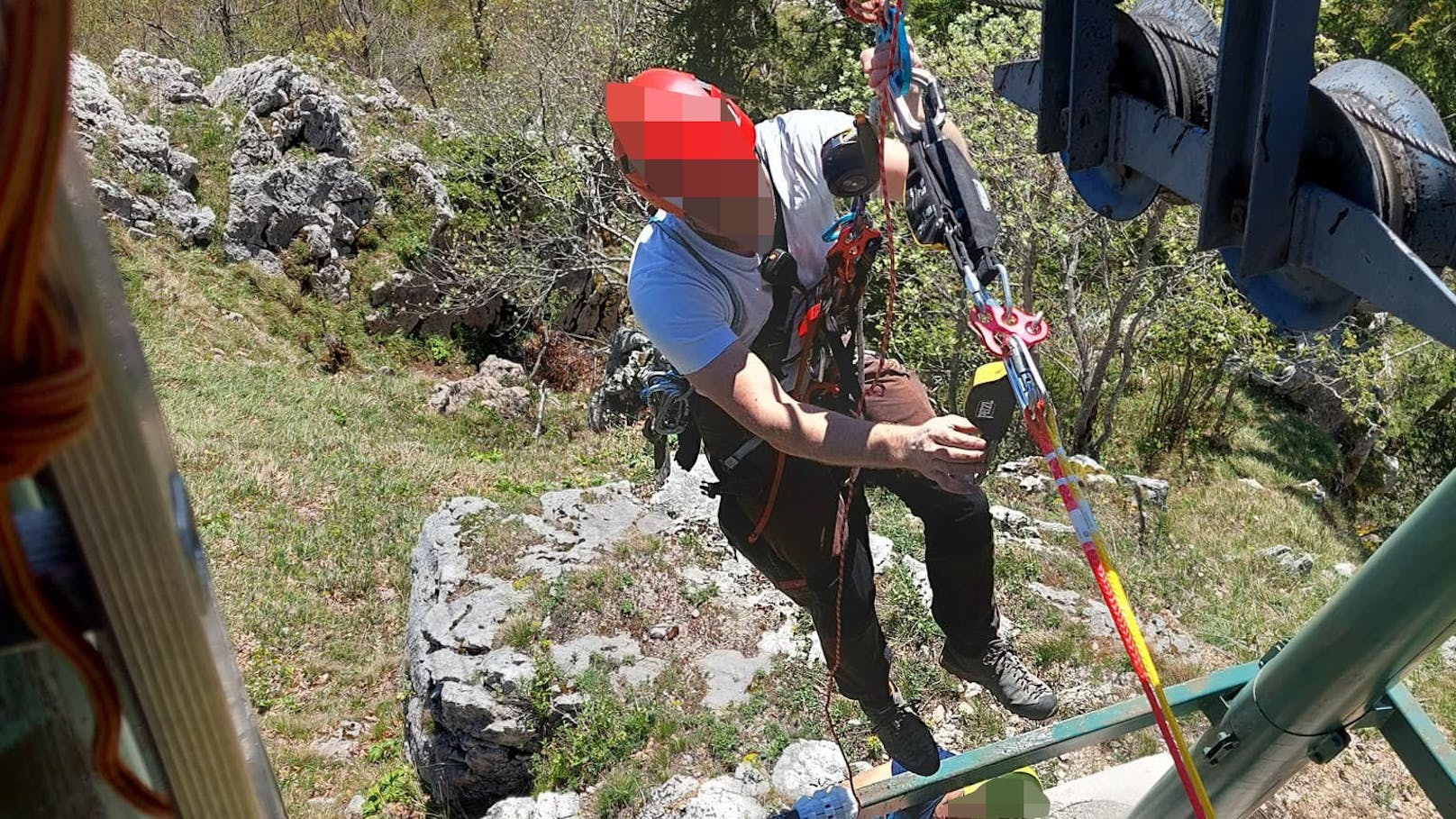 Ein Mitglied der Bergrettung bereitet sich auf seinen Einsatz vor.