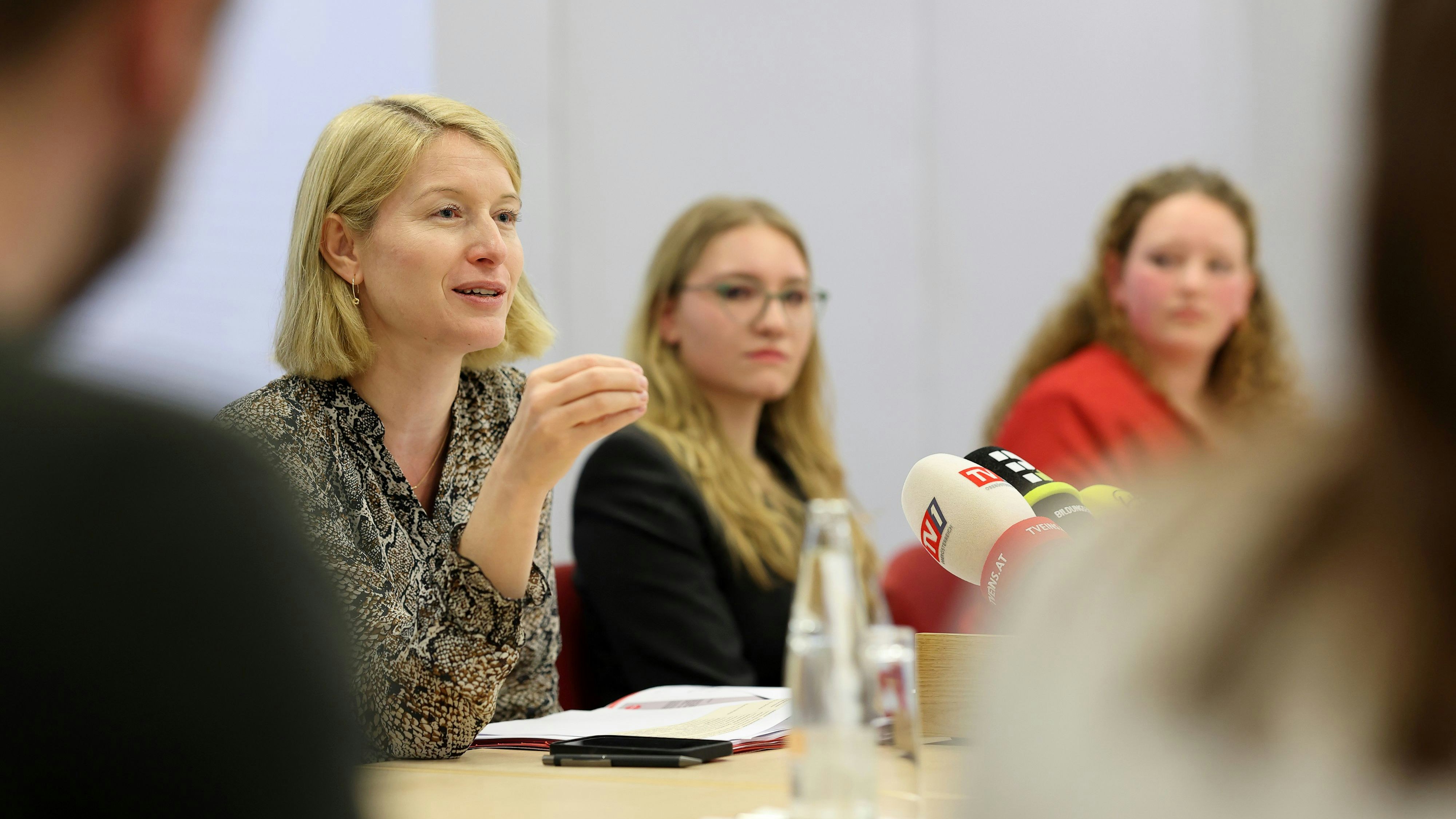 LH-Stv. Christine Haberlander (ÖVP) mit den Sucht-Peers Mira (Mi.) und Anika.