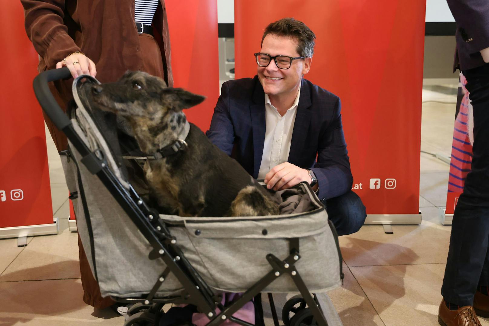 Tierschutz-Stadtrat Jürgen Czerohorsky freute sich über tierischen Besuch