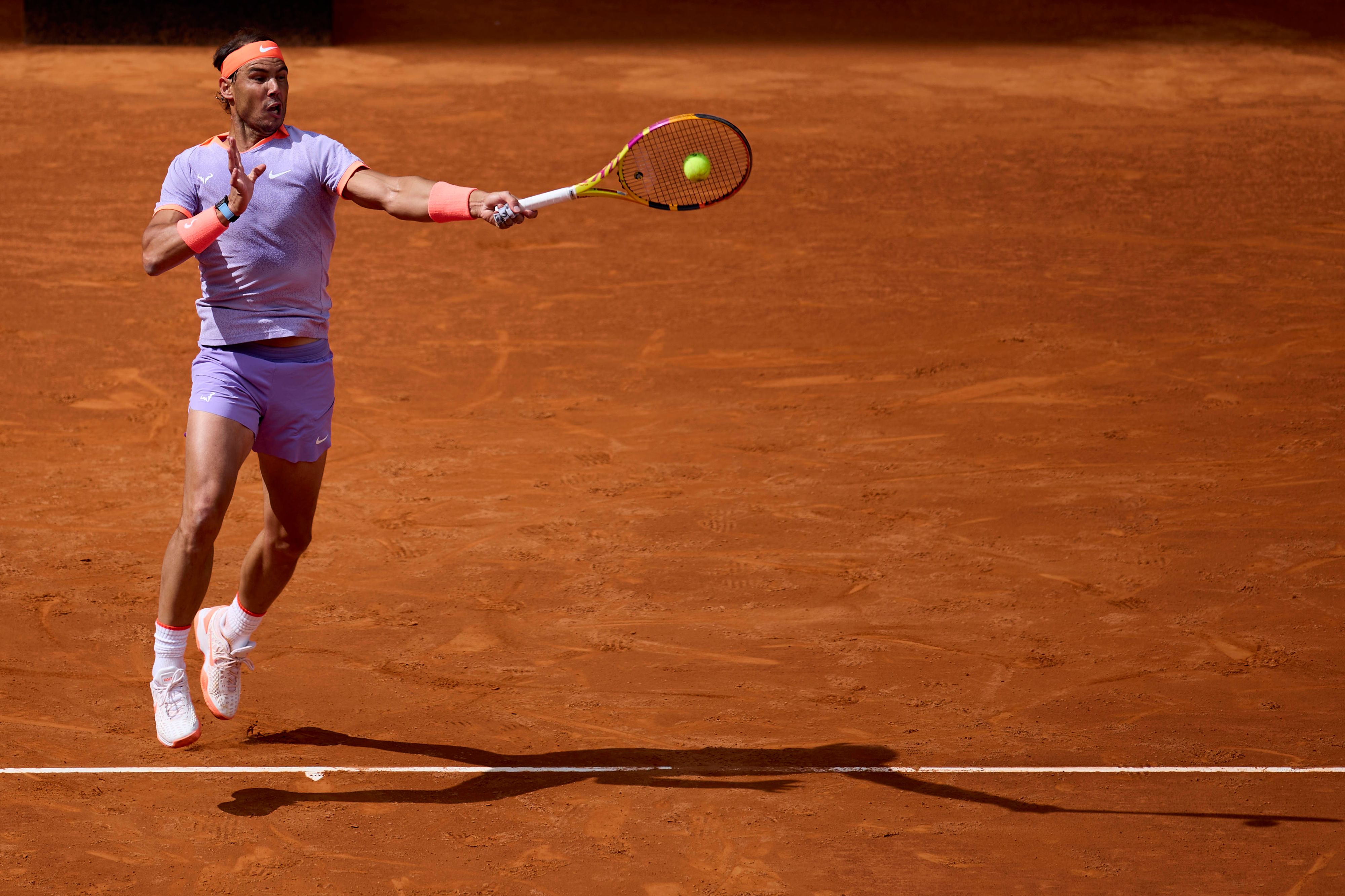 Rafael Nadal zeigt in Madrid auf.