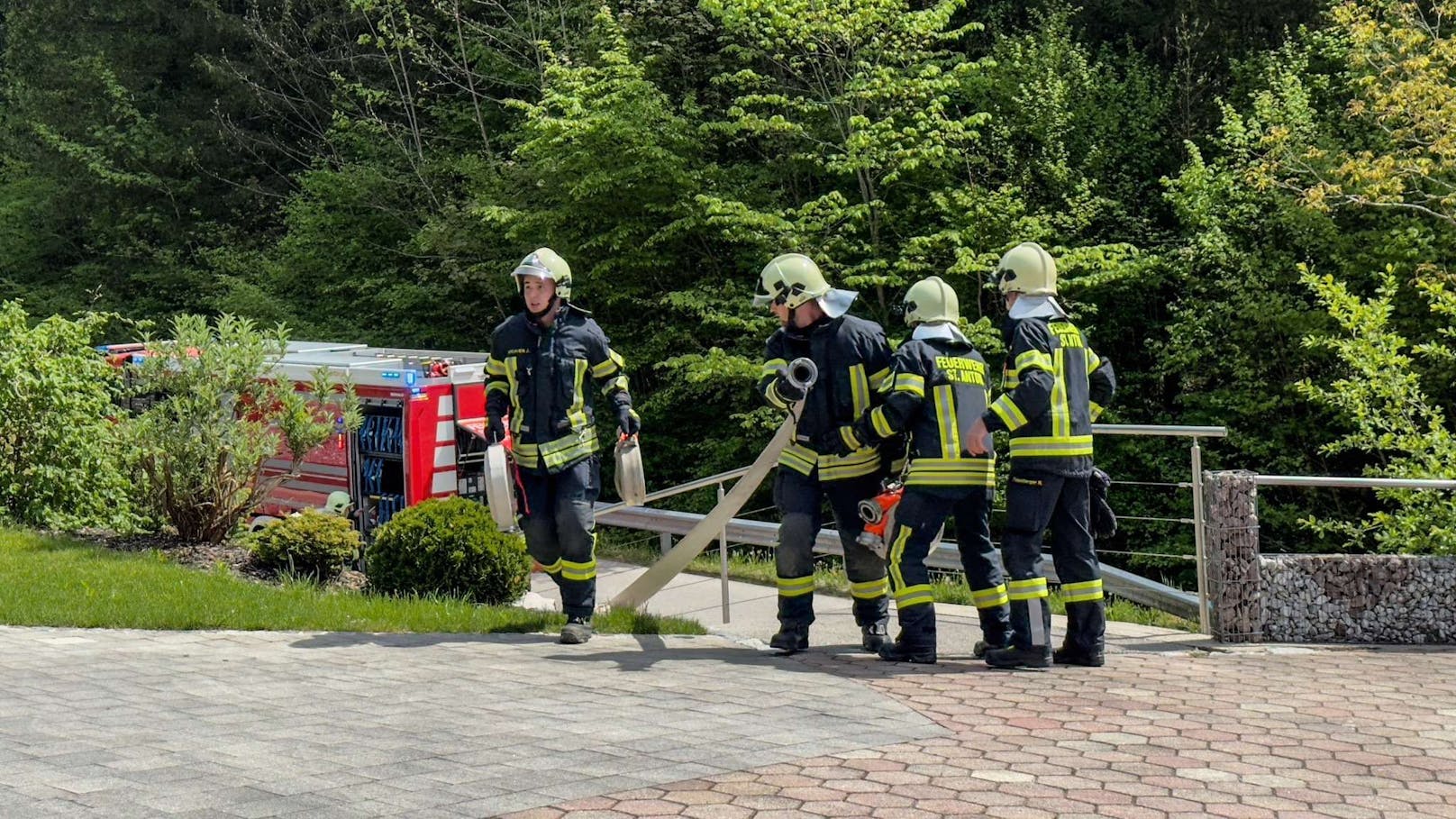 Die Feuerwehren begannen sofort mit dem Löschangriff