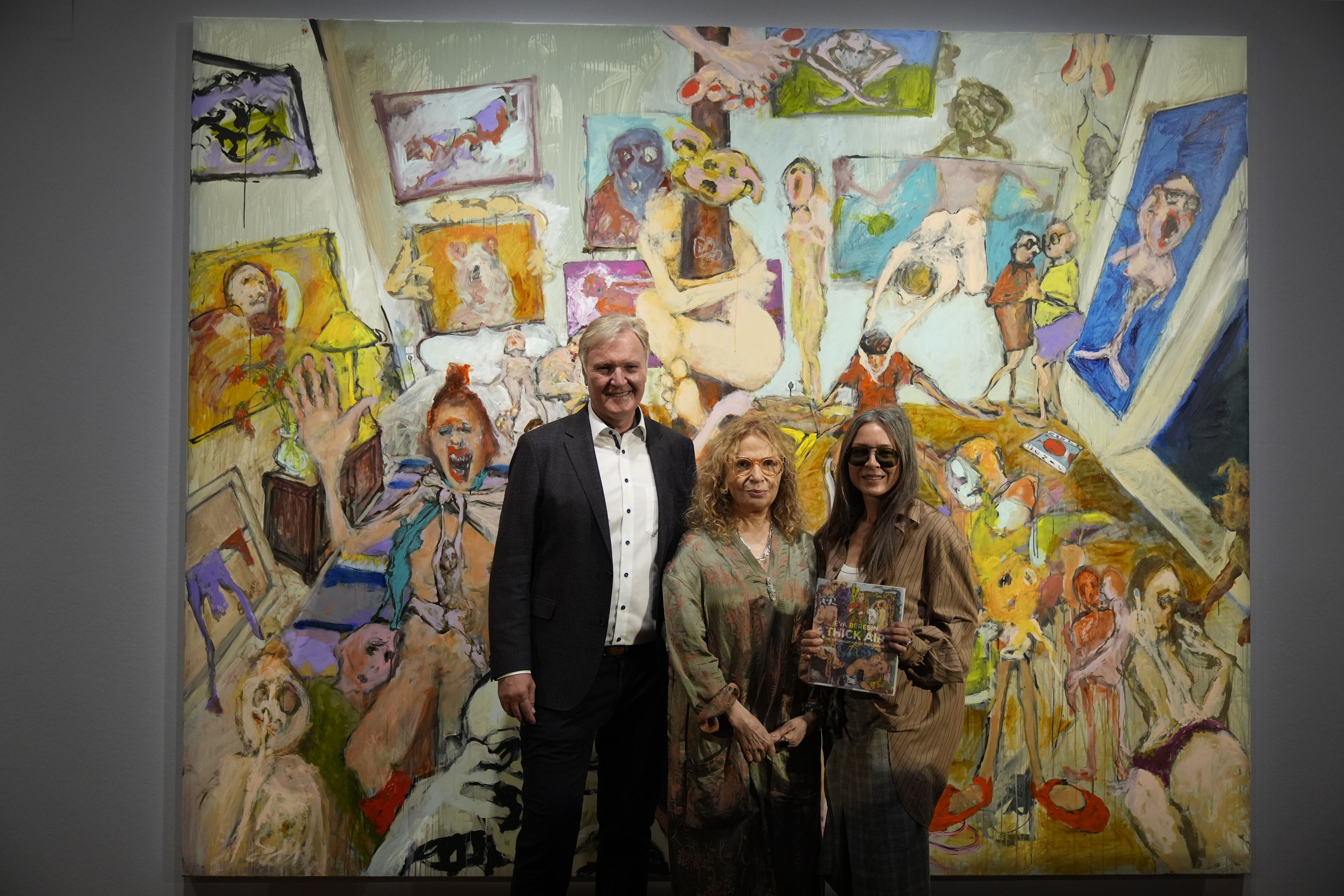 Dr. Schröder (l.), Künstlerin Eva Beresin (m.) und Kuratorin Angela Stief (r.) bei der Ausstellung.