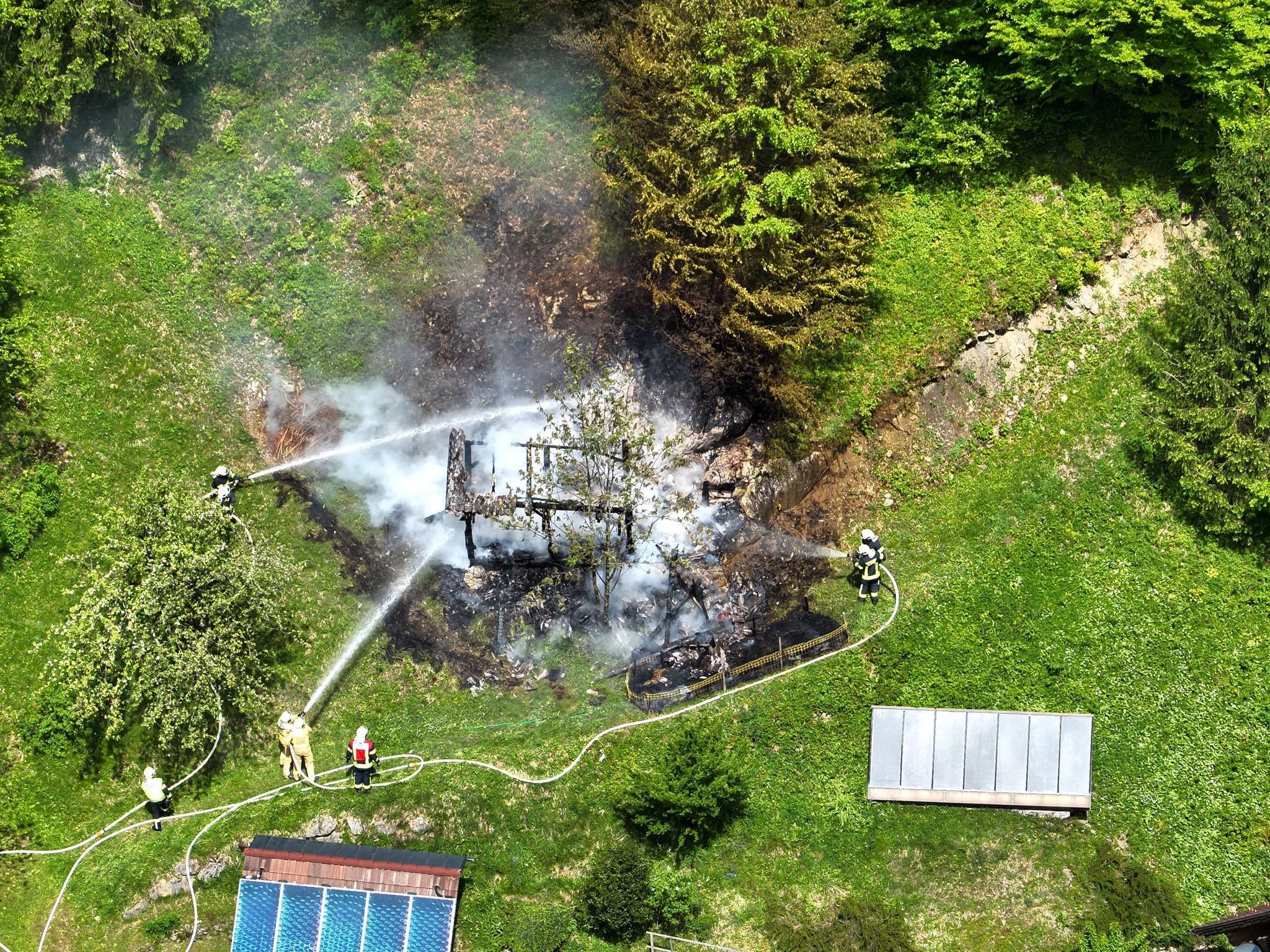 Das Bienenhaus befand sich direkt neben einem Wald. Die Feuerwehr konnte den Brand mit drei Löschleitungen schnell eindämmen.