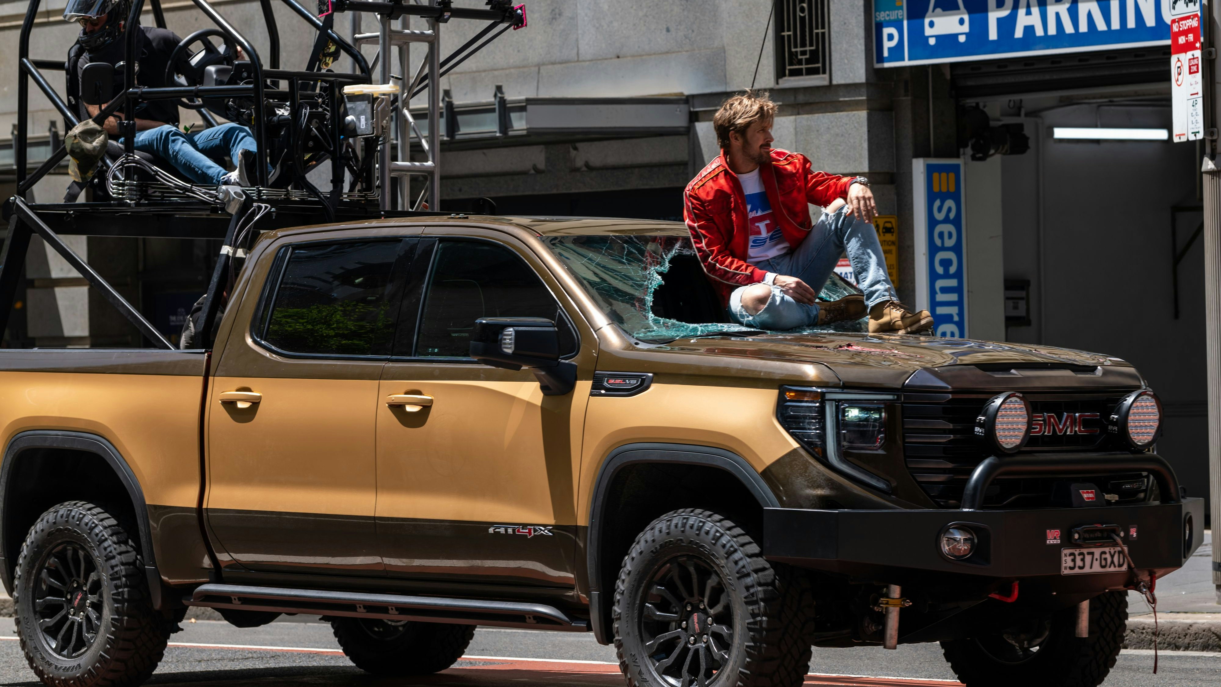 Coltm (Ryan Gosling) nach einem Stunt: der GMC Pickup ist eine Reminiszenz an die 80er-Jahre-Serie "Ein Colt für alle Fälle". Dort fuhr Lee Majors ebenfalls einen GMC Pickup in der gleichen Farbe