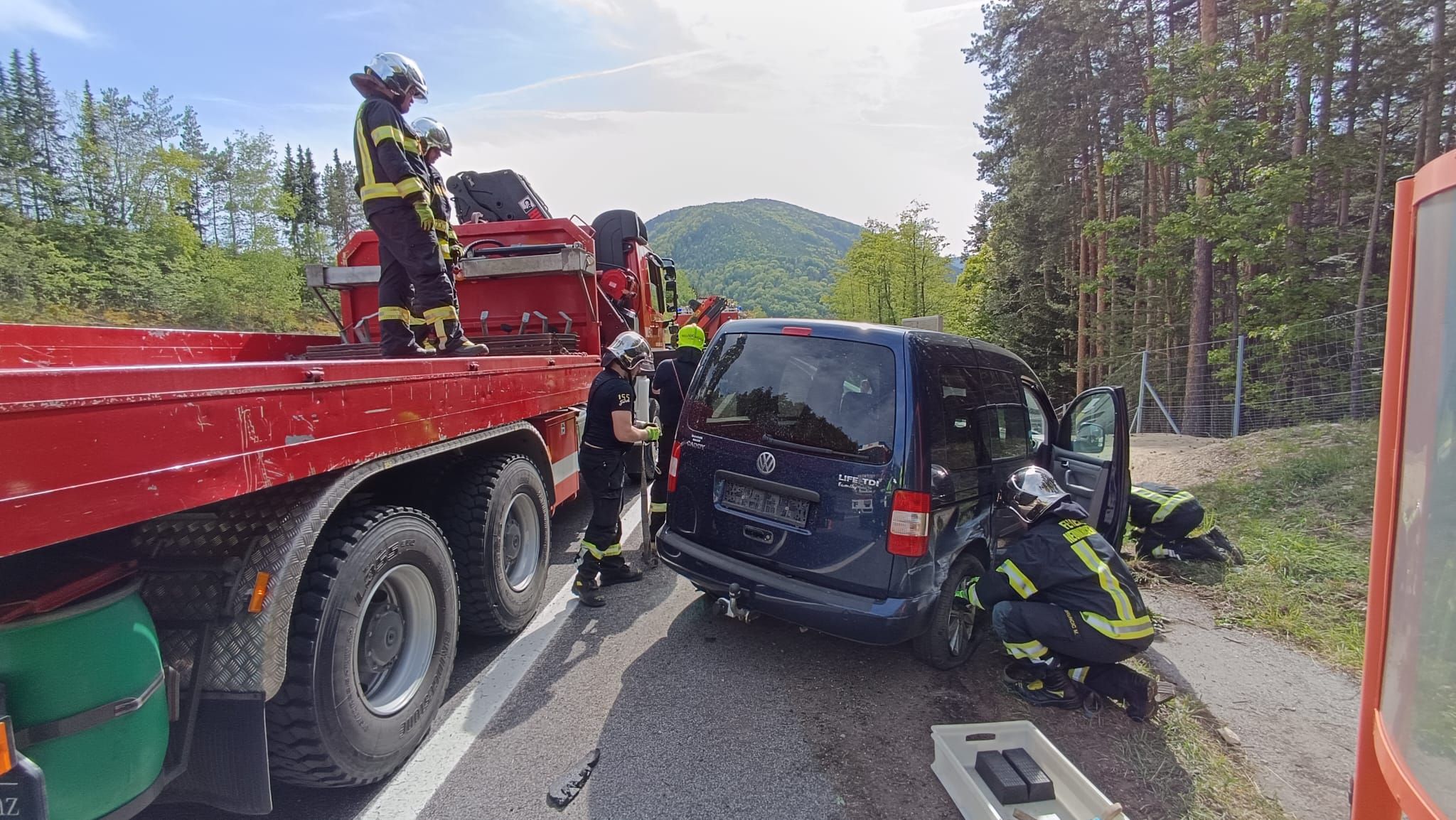 S6 bei Gloggnitz: Die Feuerwehr barg den Unfallwagen.