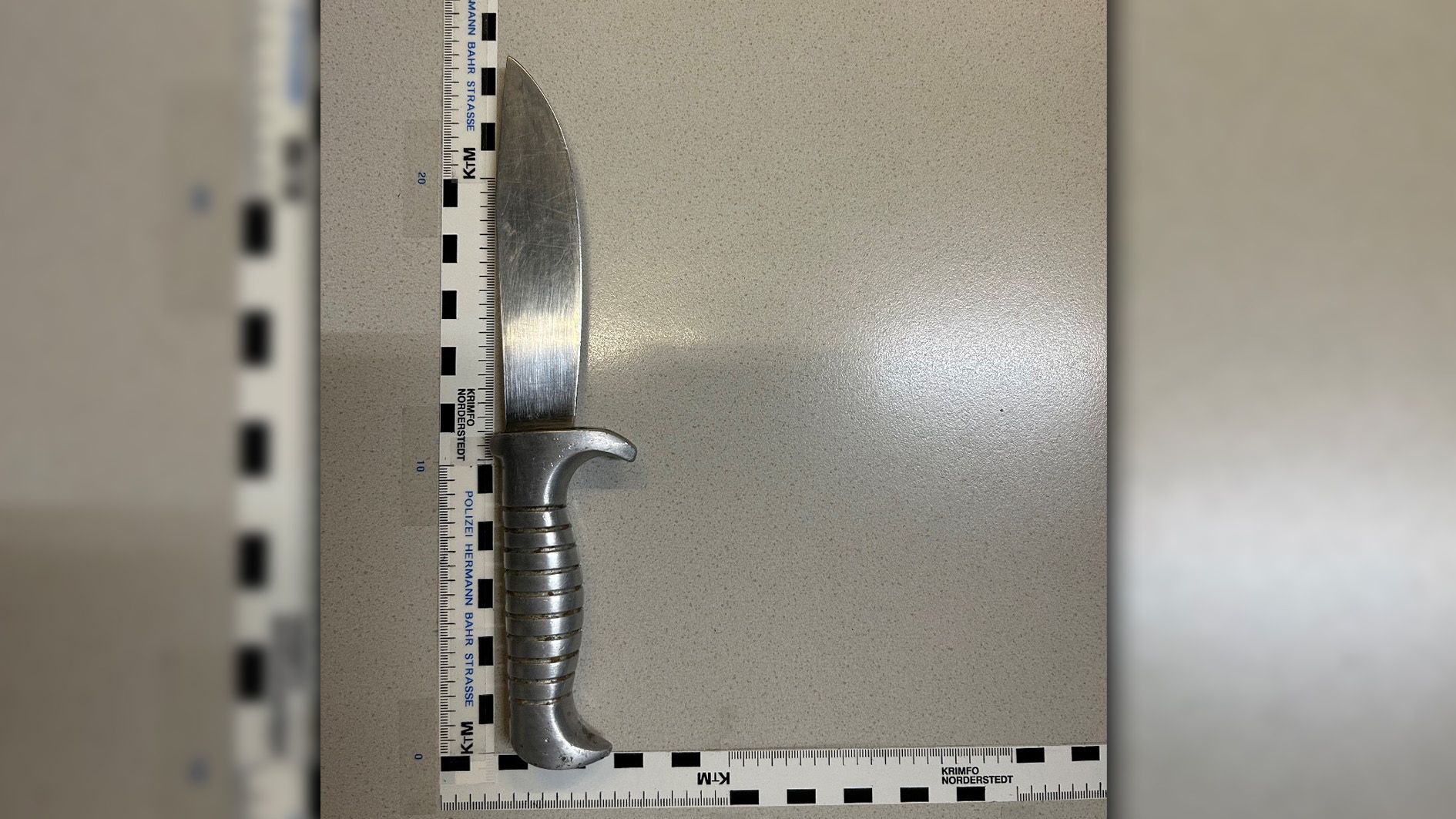 Mit diesem Messer soll der 19-Jährige drei Minderjährige bedroht haben.