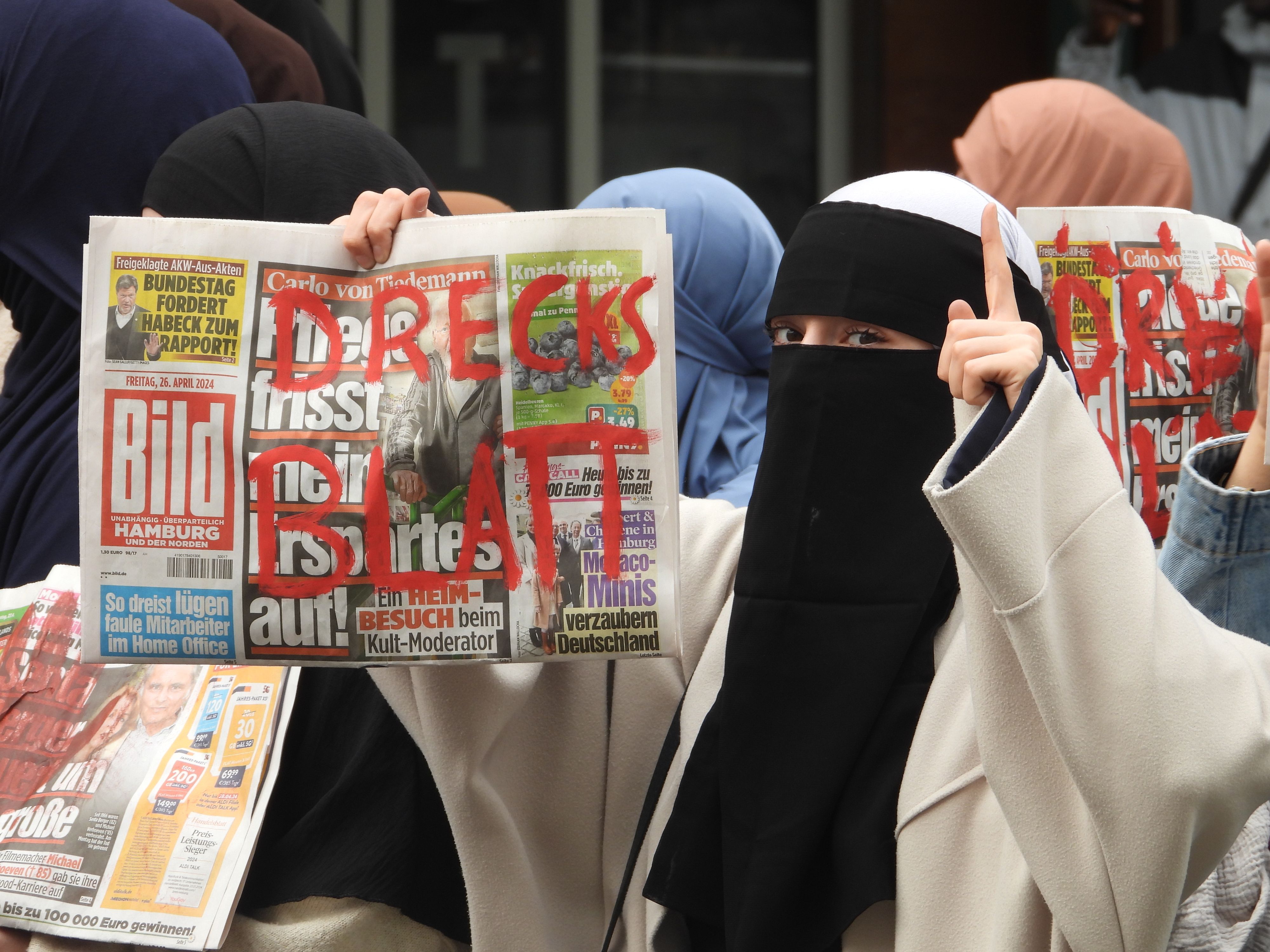 Über 1.000 Personen nahmen an der Demo in Hamburg teil. Diese richtete sich gegen angebliche Islamfeindlichkeit in Politik und Medien.