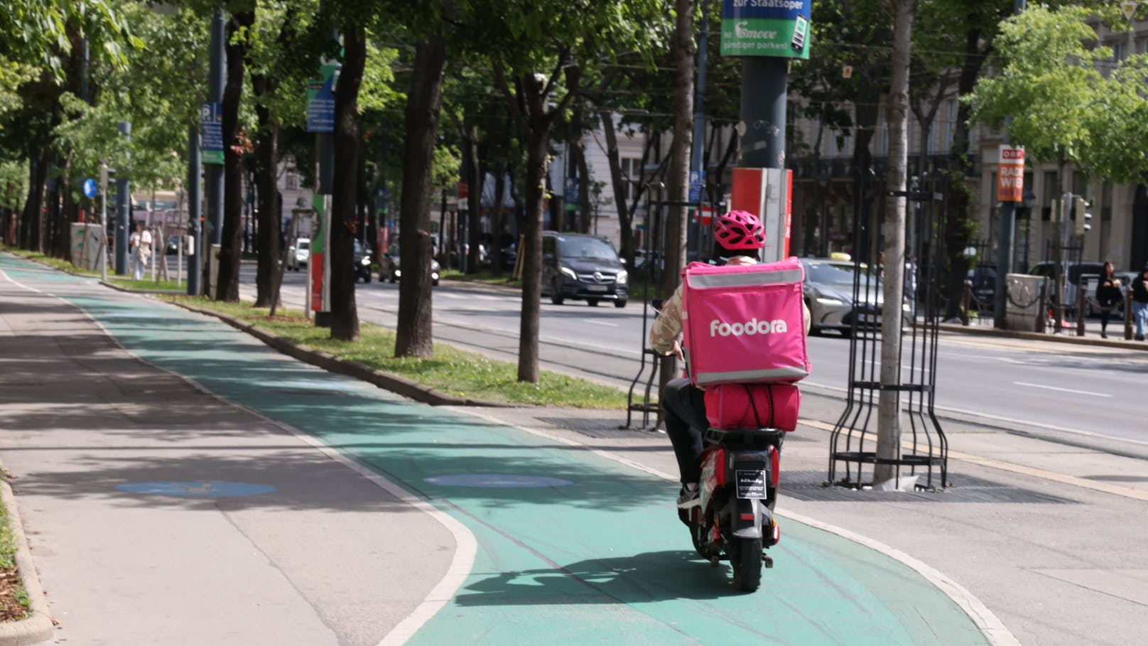 Gerade Essenszusteller sind mit den E-Mopeds regelmäßig auf Radwegen unterwegs.