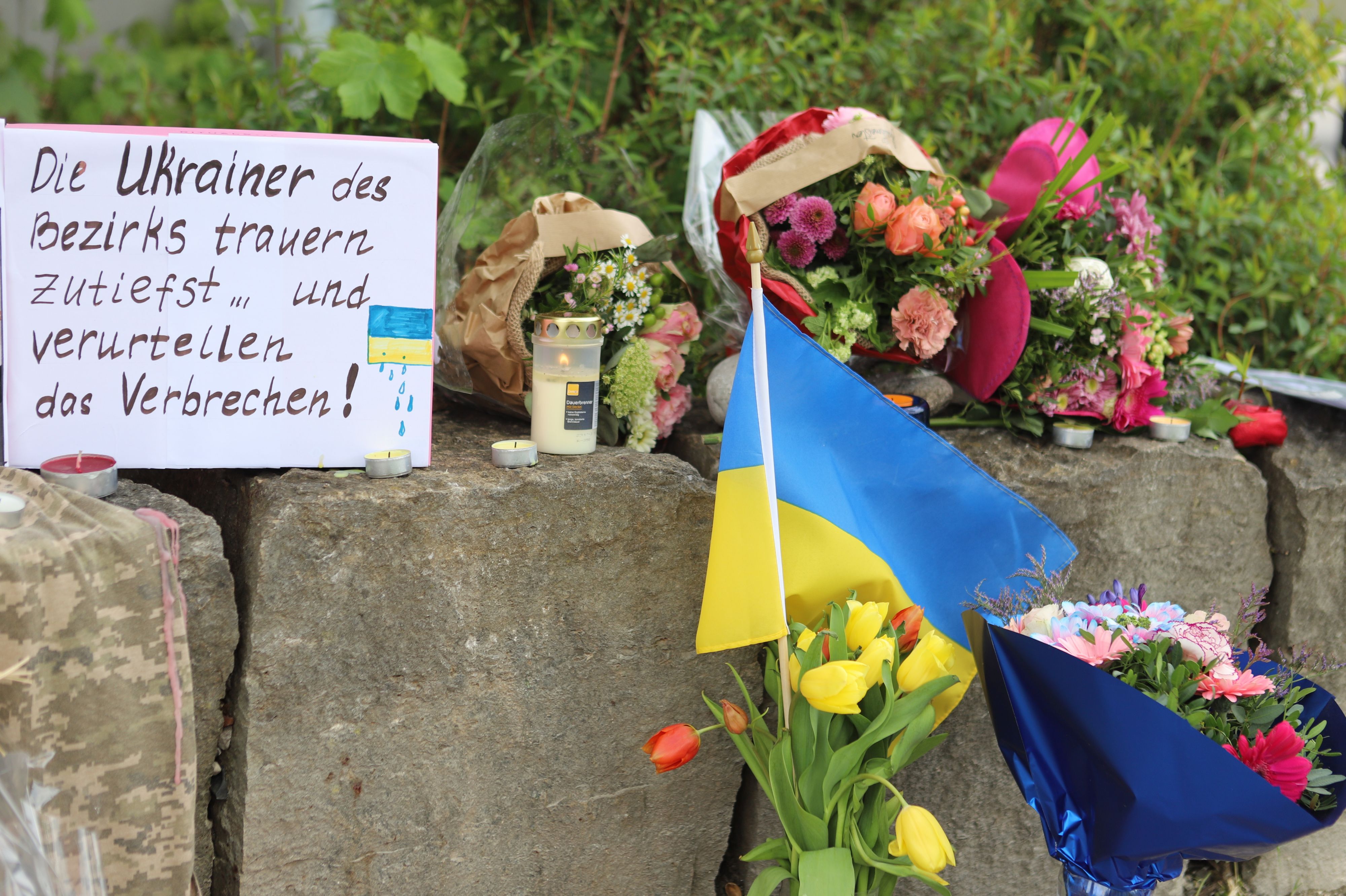 Ukrainische Staatsangehörige trauerten um ihre getöteten Landsleute. Am Montag wurden neue, brisante Details veröffentlicht.