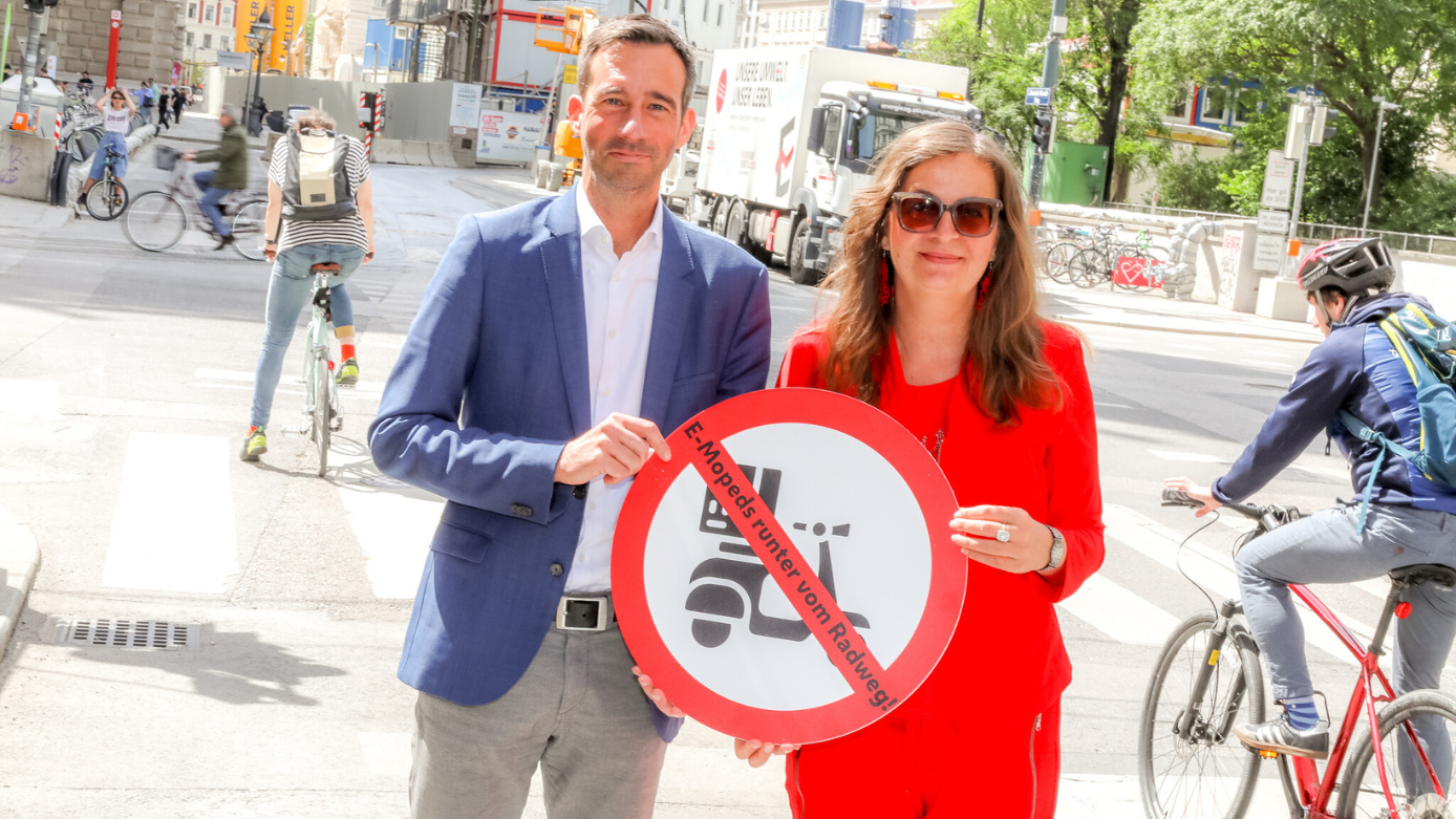 TU-Verkehrsplaner Harald Frey und Mobilitätsstadträtin Ulli Sima (SPÖ) fordern ein Aus von E-Mopeds am Radweg. 
