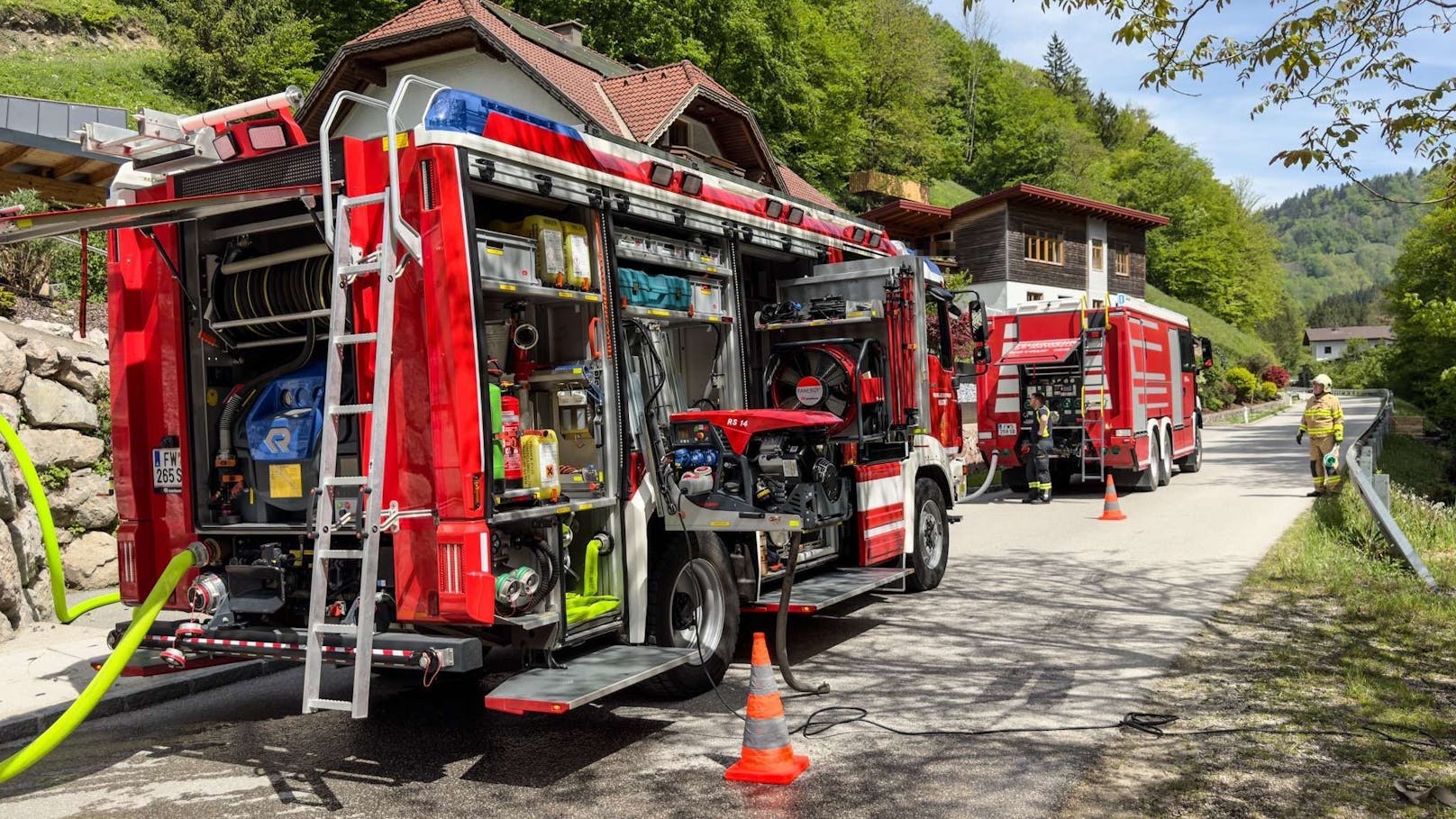 Die beiden Feuerwehren kamen mit Tanklöschfahrzeugen zum Einsatzort. Mit den Wasserreserven in den Fahrzeugen konnten die Flammen rasch besiegt werden.