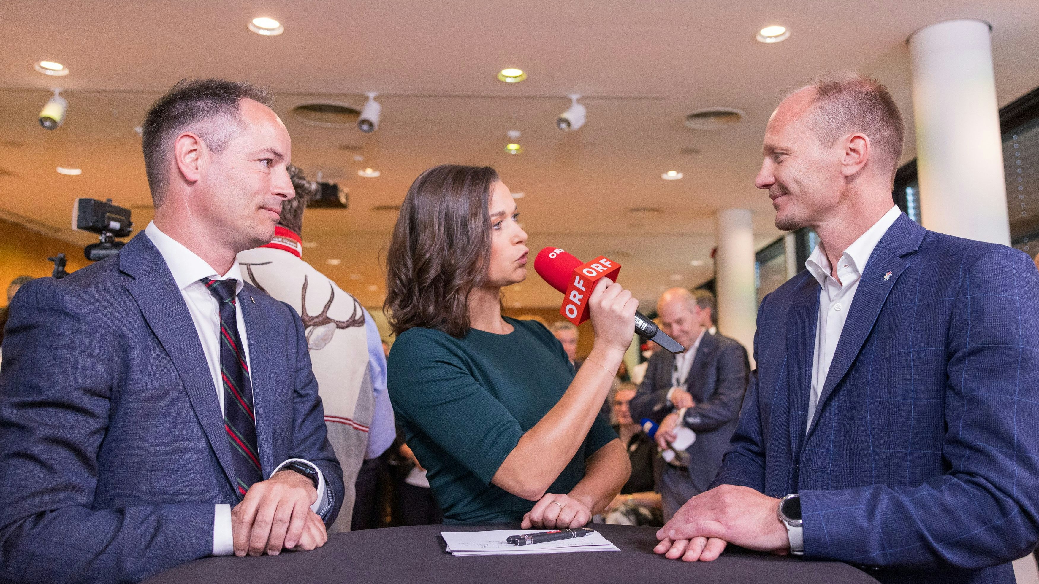 FPÖ-Politiker Lassenberger (links) und Anzengruber (rechts) nach dem ersten Wahldurchgang.