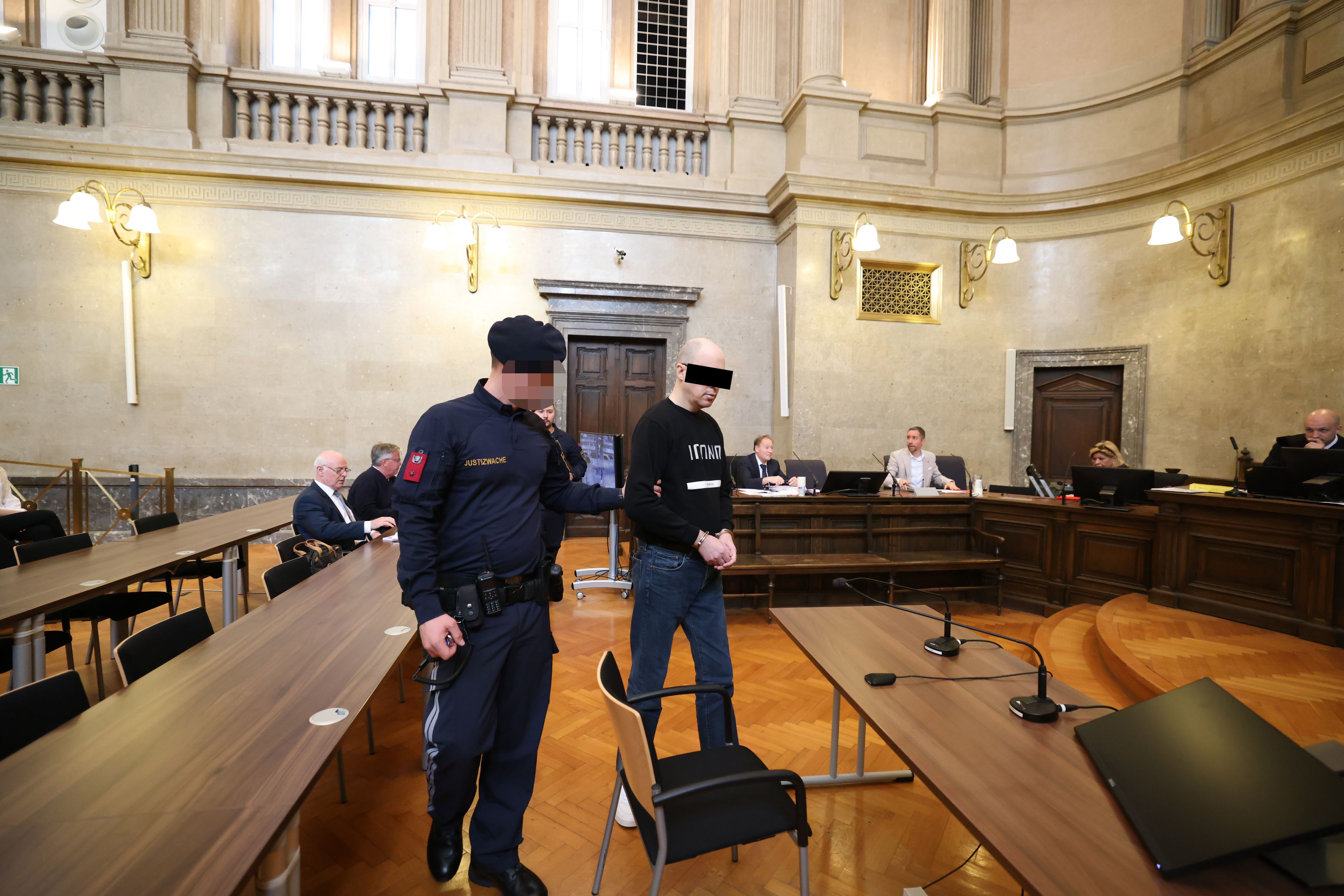 Der psychisch Kranke wurde im Wiener Landl als Betroffener angeklagt. Er soll seine Freundin geschlagen und ausgepeitscht haben.