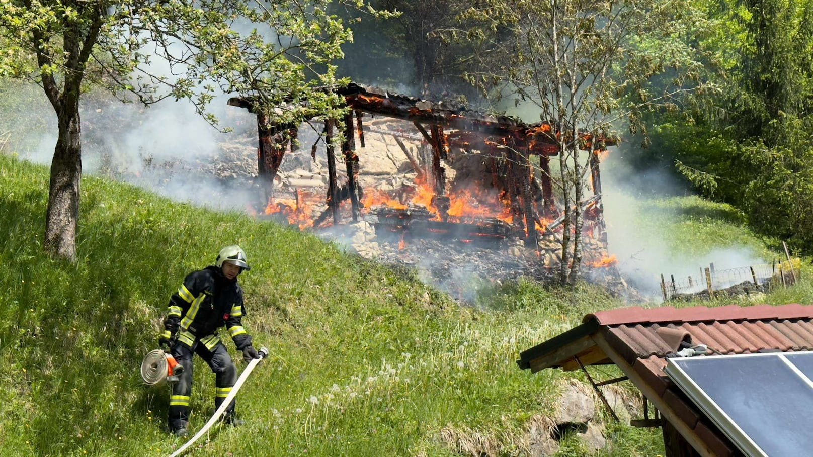 Das Bienenhaus stand auf einem Abhang unweit von einem Waldstück