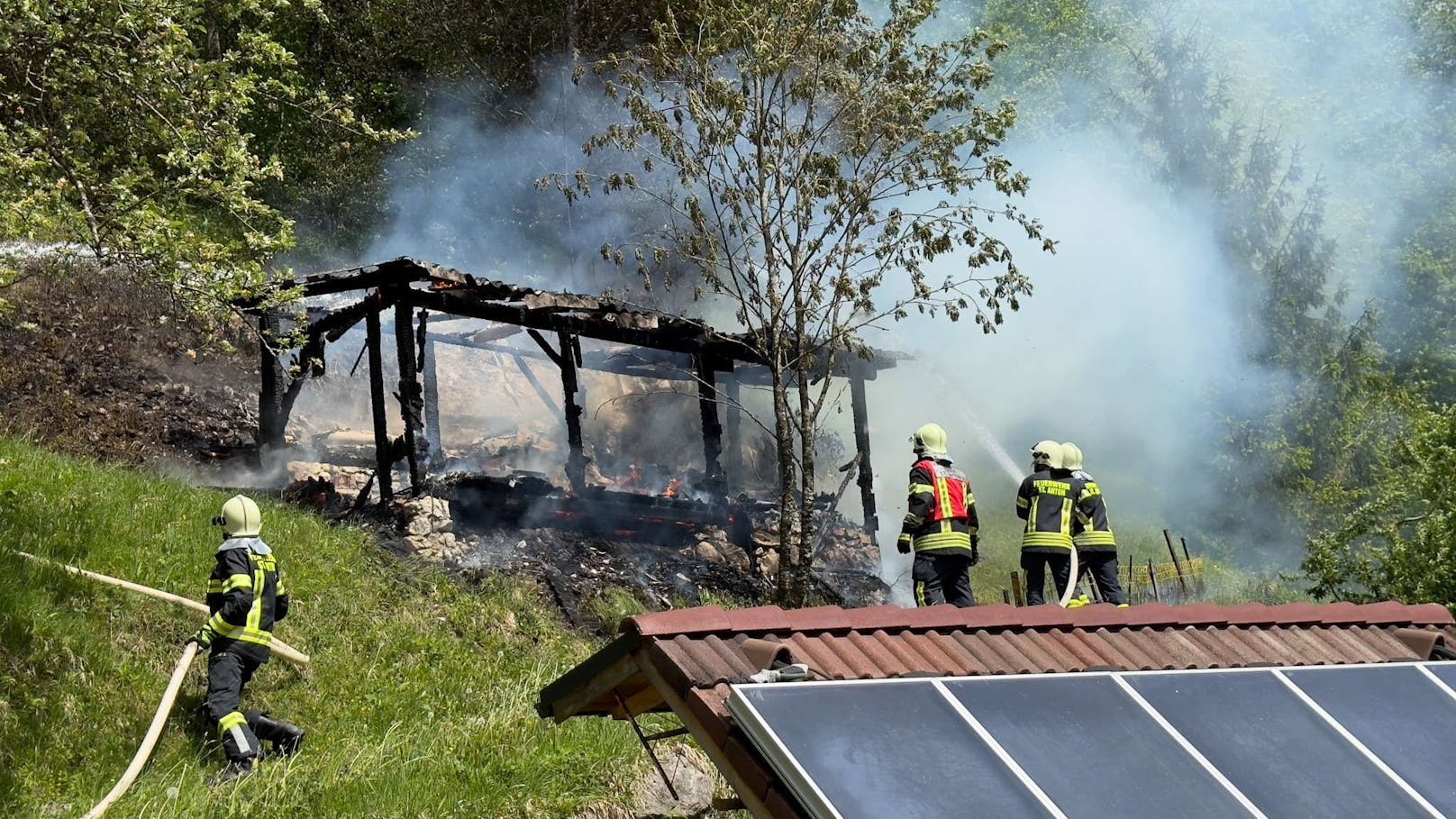 Mit vereinten Kräften bekämpften zwei Feuerwehren den Brand