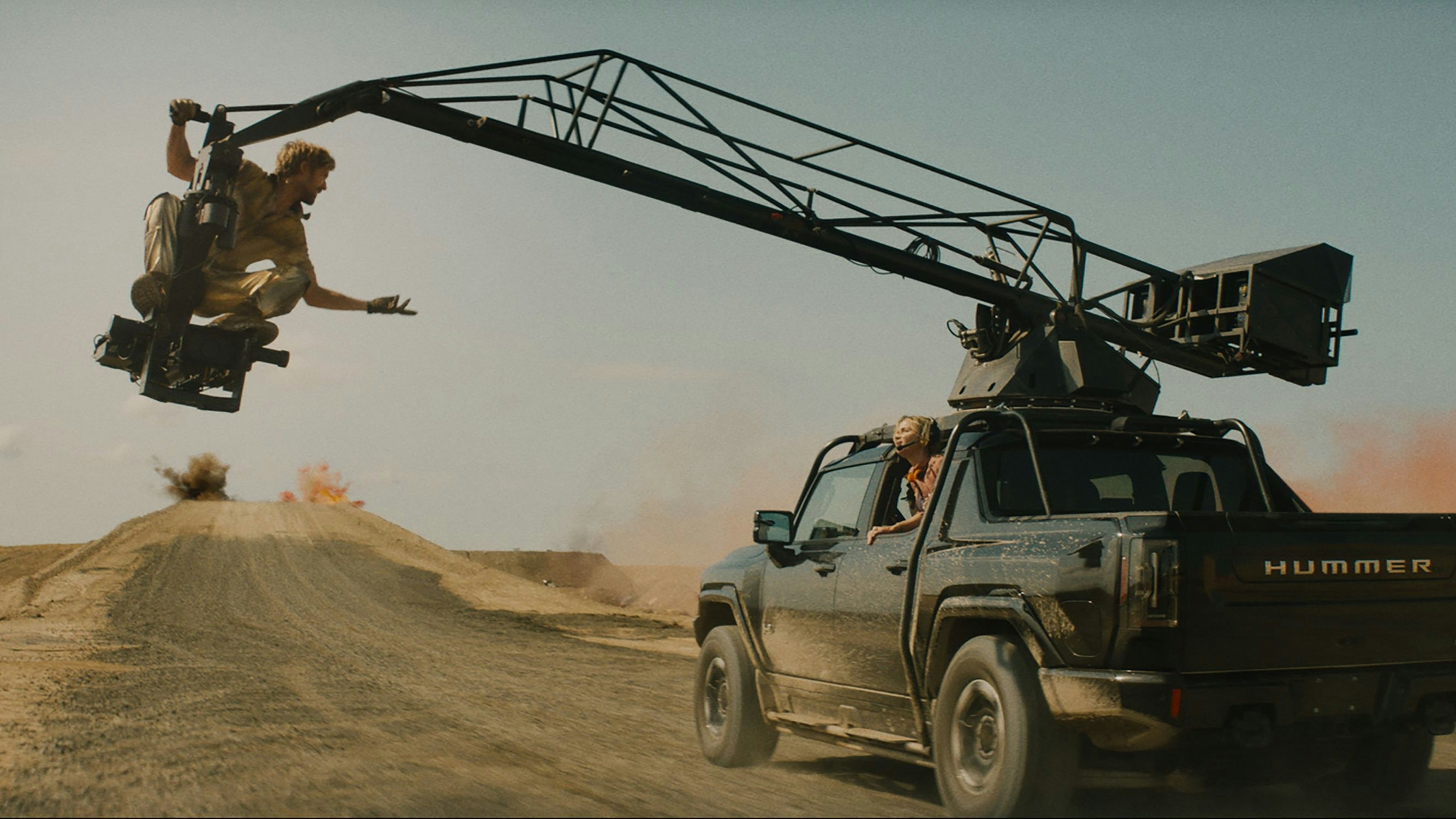 Waren früher ein Paar, jetzt will Stuntman Colt Seavers (Ryan Gosling) den ersten Film von Regisseurin Judy Moreno (Emily Blunt) retten – das ist der Plot con "The Fall Guy", der ab 30. April in den österreichischen Kinos anläuft