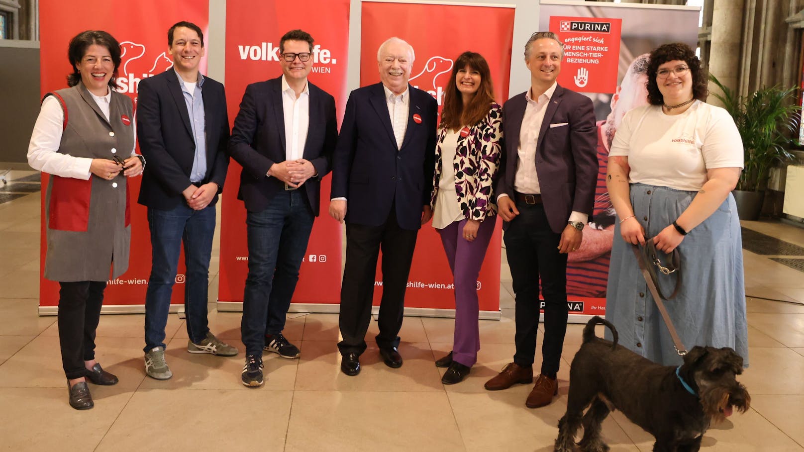 Tanja Wehsely (GF Volkshilfe Wien), Markus Hollendohner (Leiter Wr. Wohnungslosenhilfe, FSW), Jürgen Czernohorsky (Tierschutz-Stadtrat), Michael Häupl (Präsident Volkshilfe Wien), Sabine Rauscher (Leitung "A G'spa fürs Tier"), Marius Baumeister (GF Purina Österreich), Freiwillige der Volkshilfe Wien