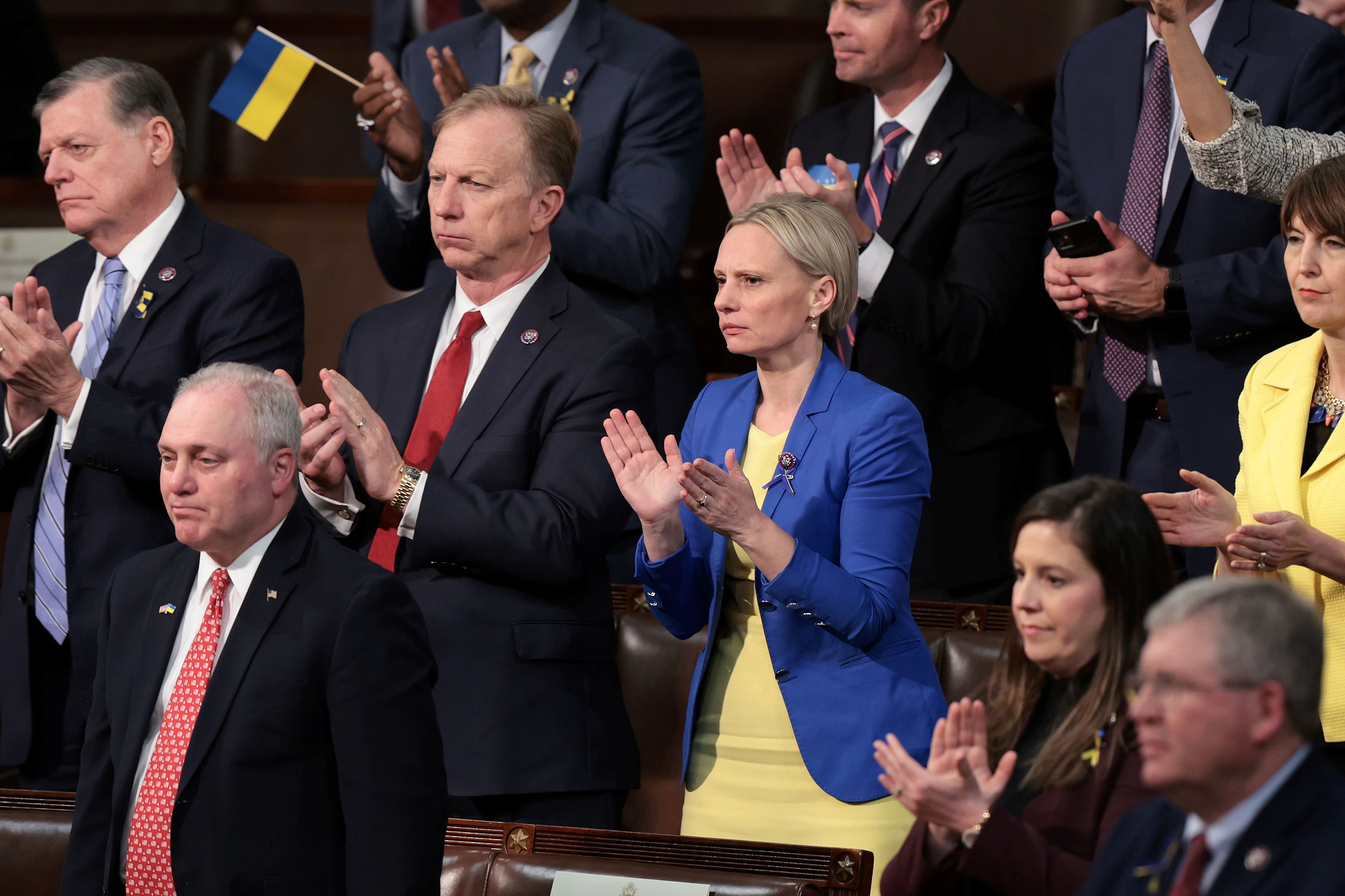 Die ukrainisch-amerikanische Abgeordnete, Victoria Spartz, trägt die Farben der ukrainischen Flagge im Repräsentantenhaus des US-Kapitols im März 2022.