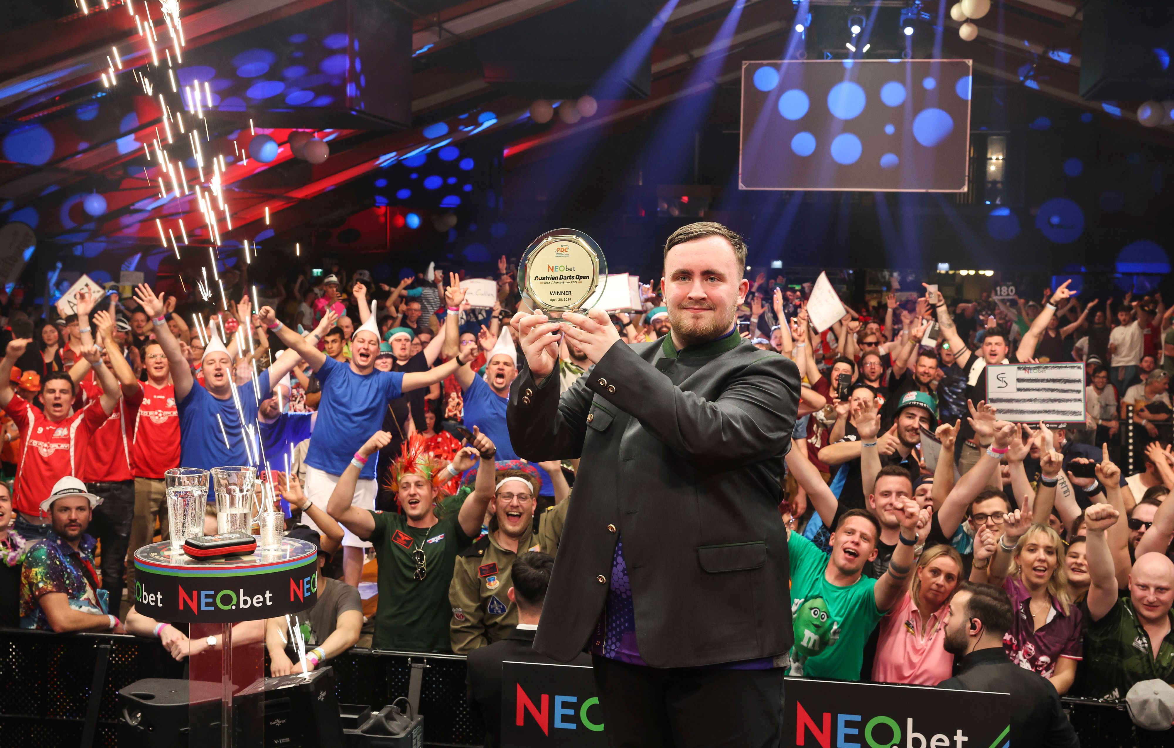 Luke Littler in der steirischen Tracht.