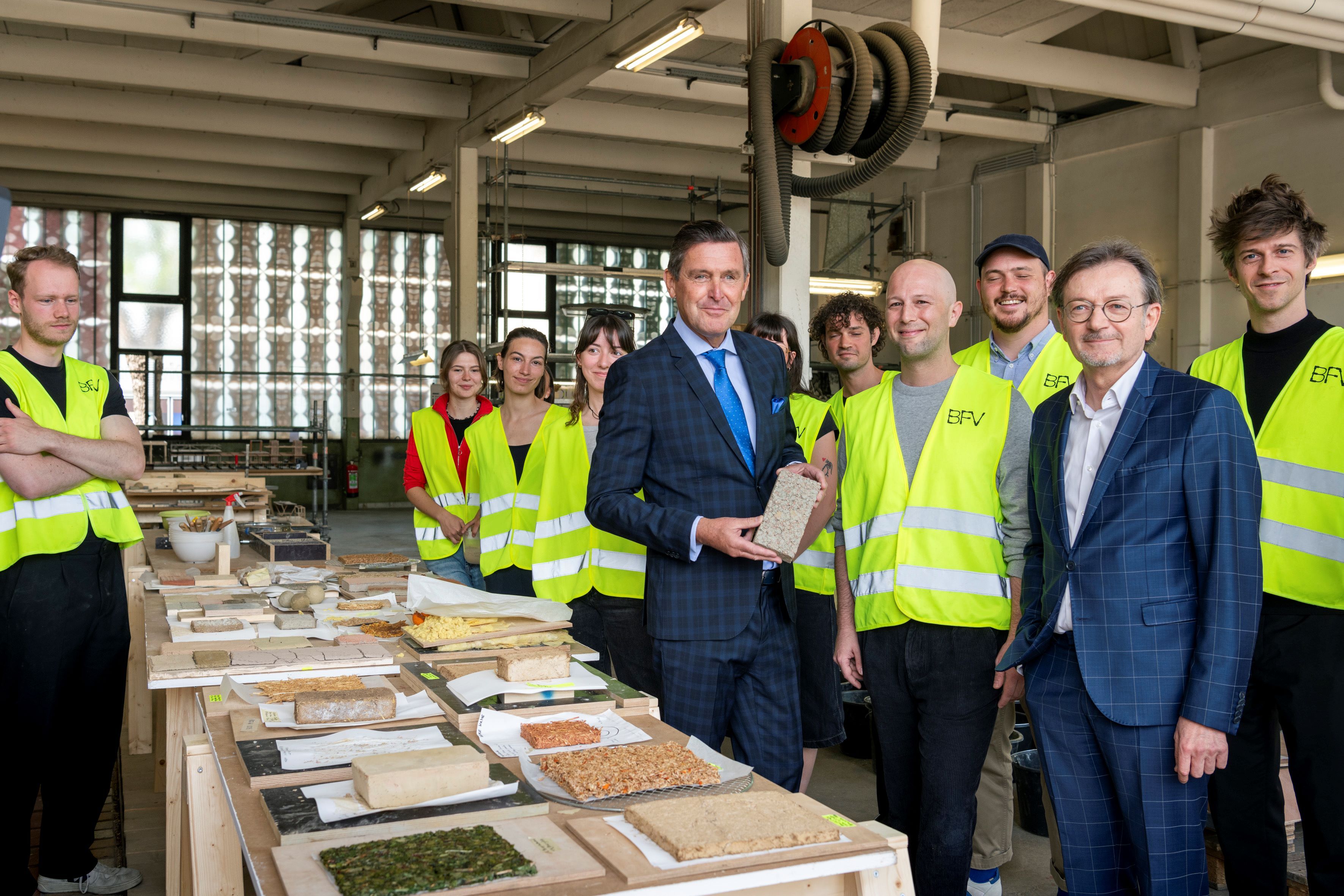 Stadtrat Peter Hanke, Thomas Amann (TU Wien), Gerhard Hirczi (Wirtschaftsagentur), Lehrende und Studierende der TU Wien.