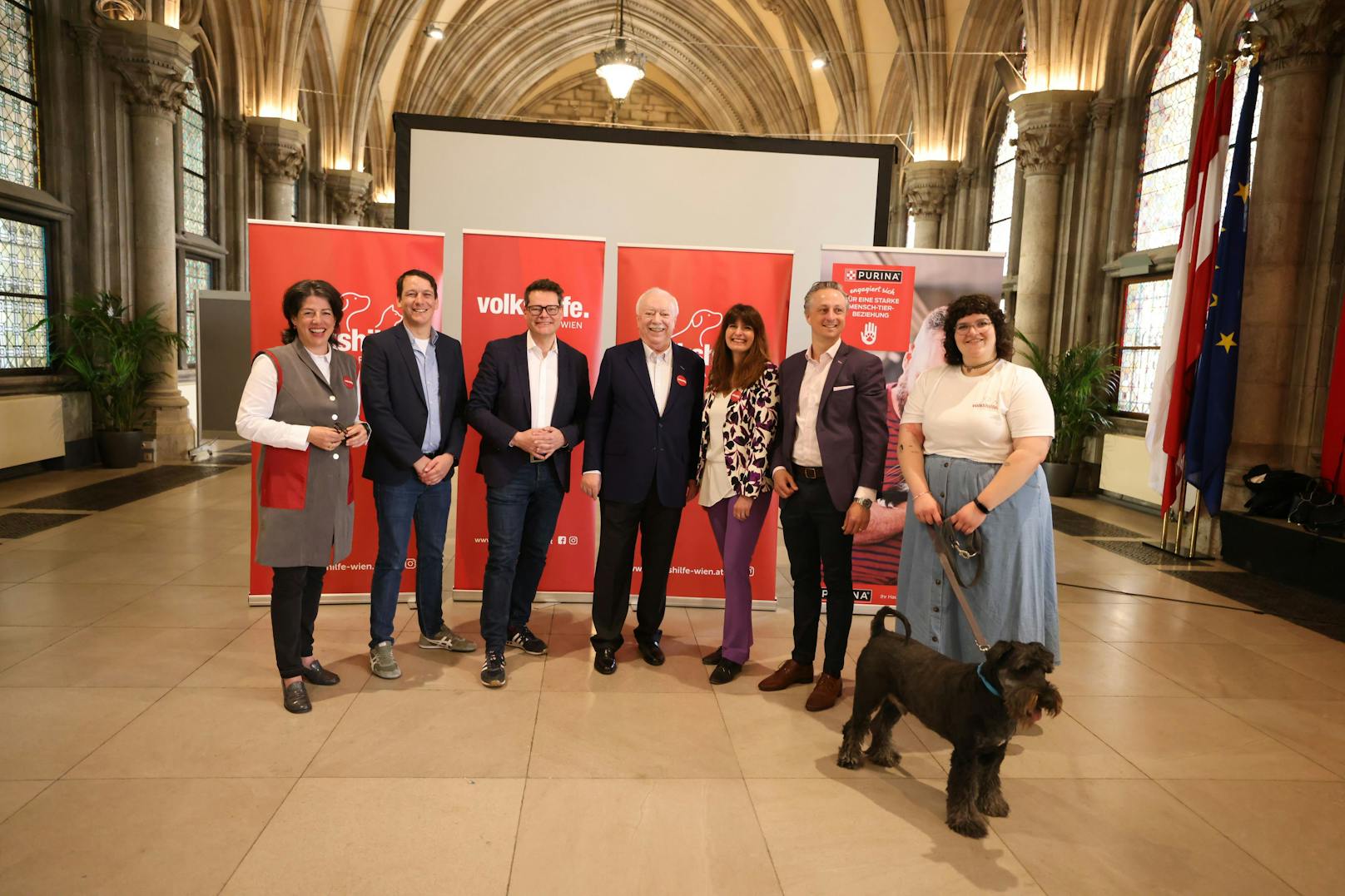 Tanja Wehsely (GF Volkshilfe Wien), Markus Hollendohner (Leiter Wr. Wohnungslosenhilfe, FSW), Jürgen Czernohorsky (Tierschutz-Stadtrat), Michael Häupl (Präsident Volkshilfe Wien), Sabine Rauscher (Leitung "A G'spa fürs Tier"), Marius Baumeister (GF Purina Österreich), Freiwillige der Volkshilfe Wien