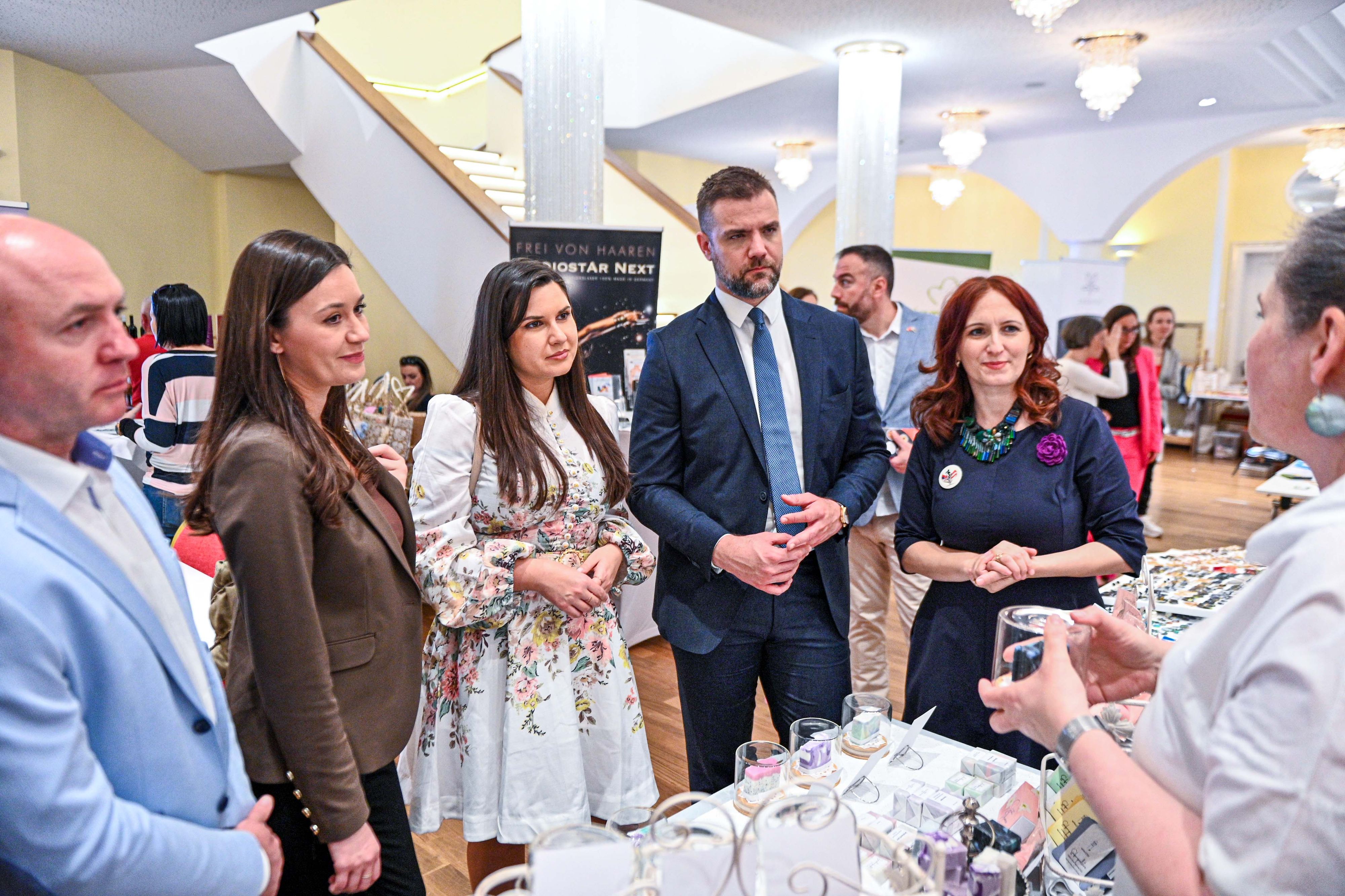 Heute.at - Erste Balkan-Frauenmesse schlägt Zelte in NÖ auf