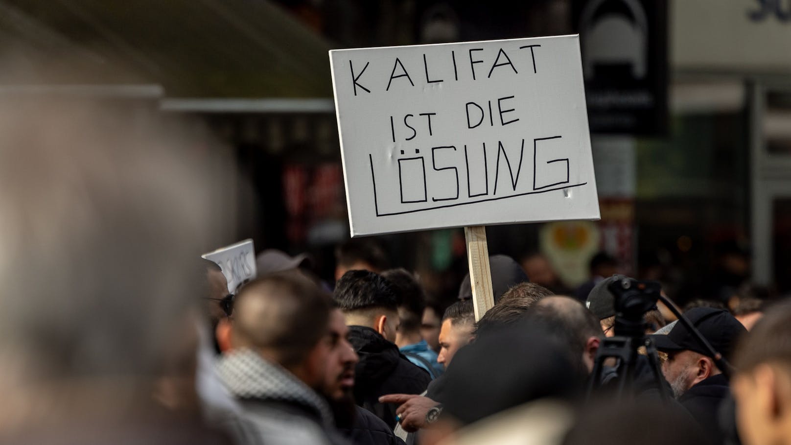 "Kalifat ist die Lösung": Islamisten-Demo artet aus