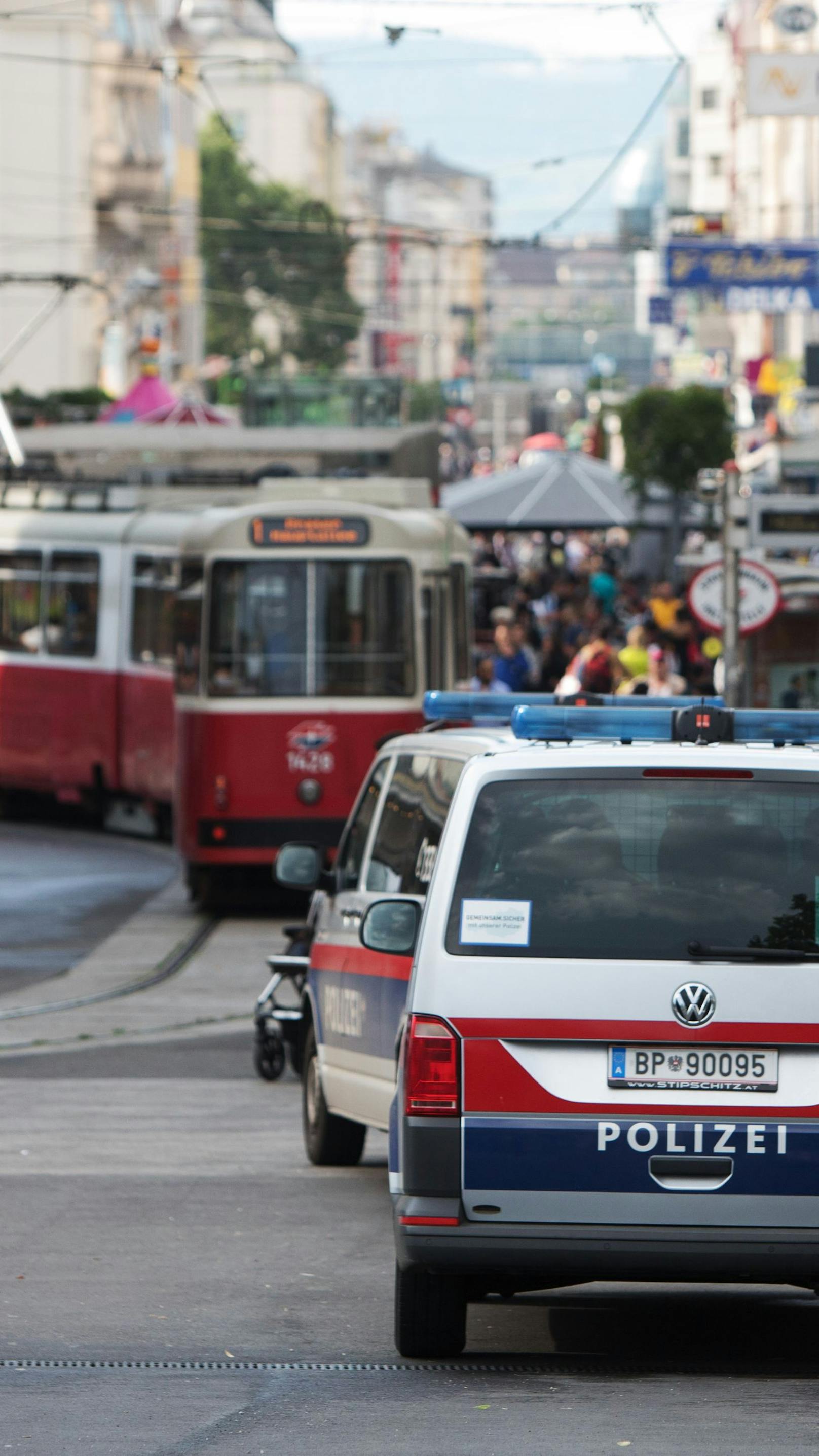 Hals knapp verfehlt – Mann sticht auf Polizisten ein